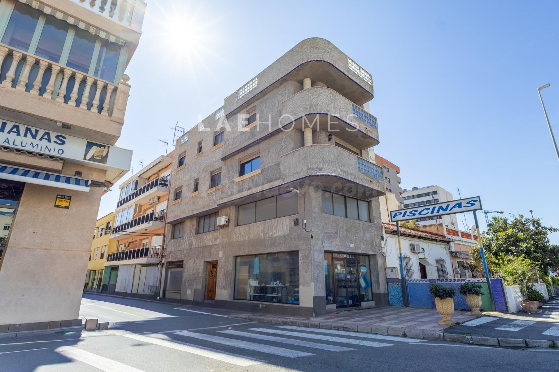 Edificio con local en venta en El Campello