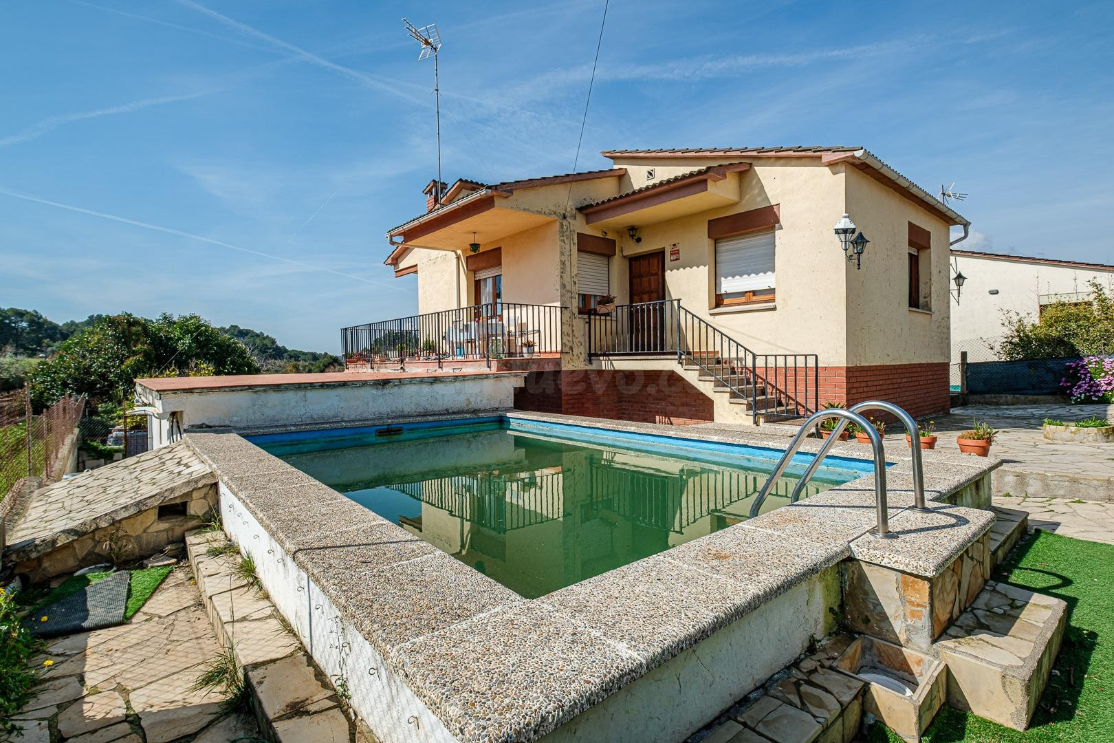 AMPLIA Y LUMINOSA CASA EN UNA SOLA PLANTA, CON PISCINA, GARA
