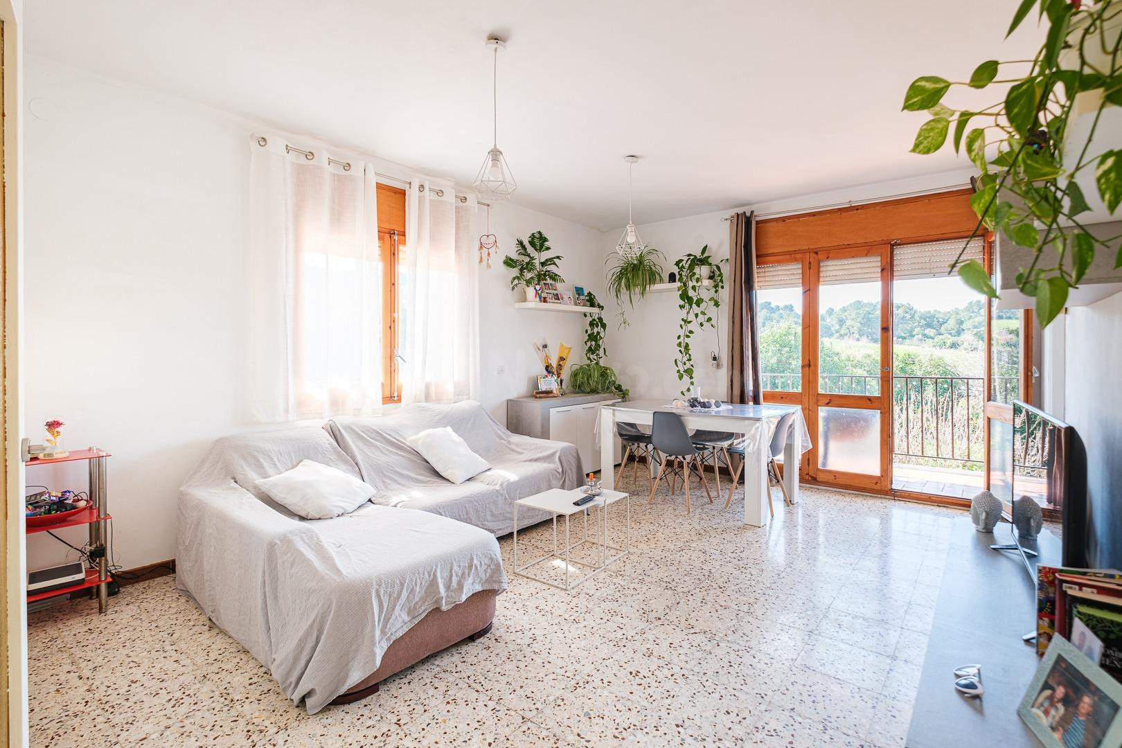 AMPLIA Y LUMINOSA CASA EN UNA SOLA PLANTA, CON PISCINA, GARA - foto 2