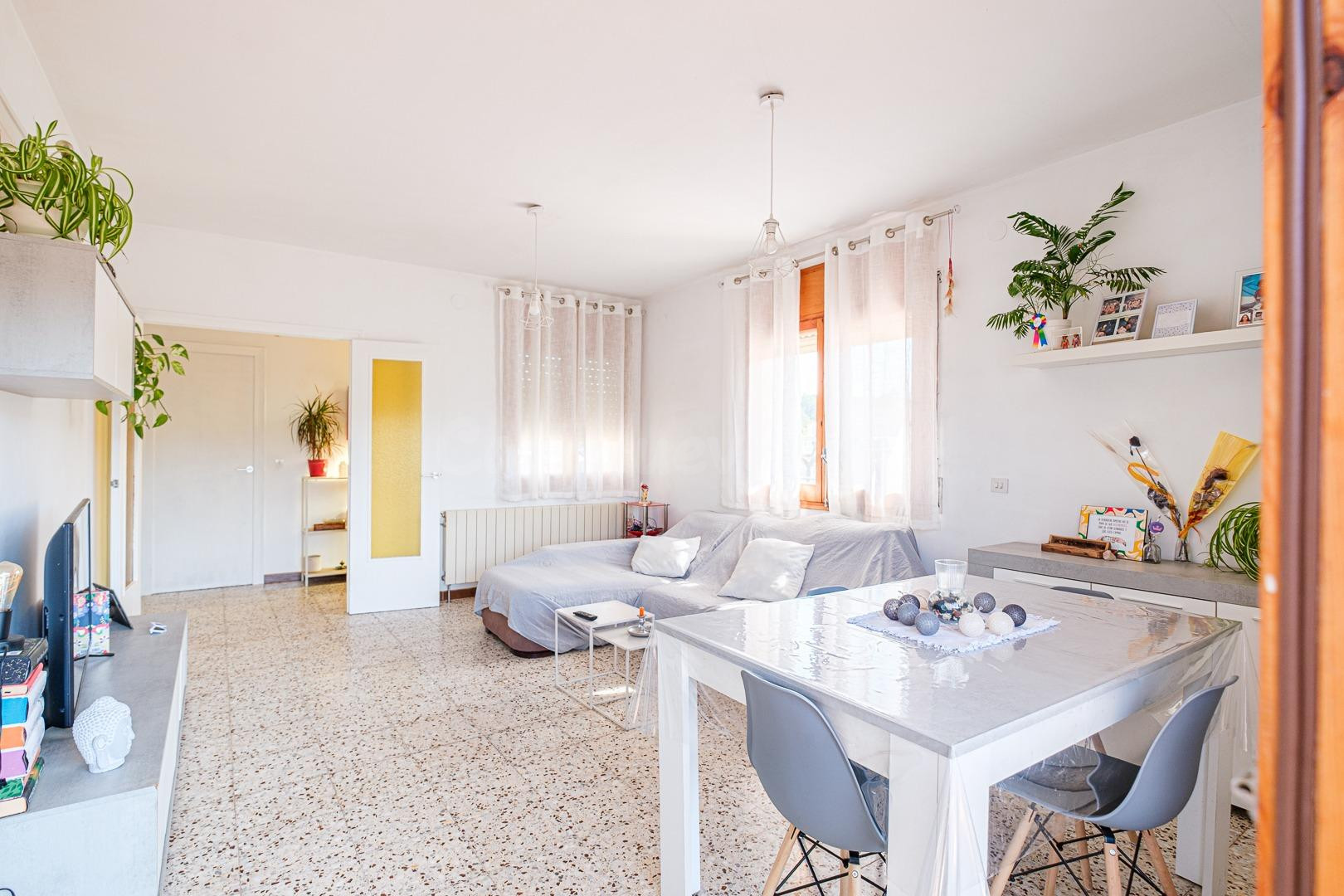 AMPLIA Y LUMINOSA CASA EN UNA SOLA PLANTA, CON PISCINA, GARA - foto 4