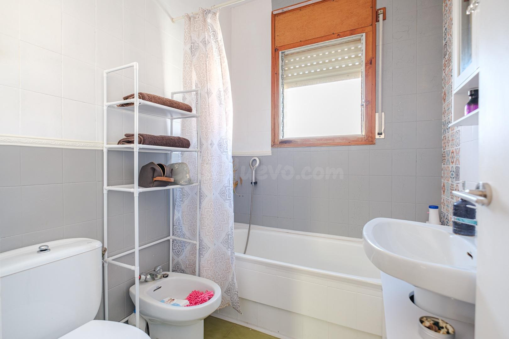 AMPLIA Y LUMINOSA CASA EN UNA SOLA PLANTA, CON PISCINA, GARA - foto 8