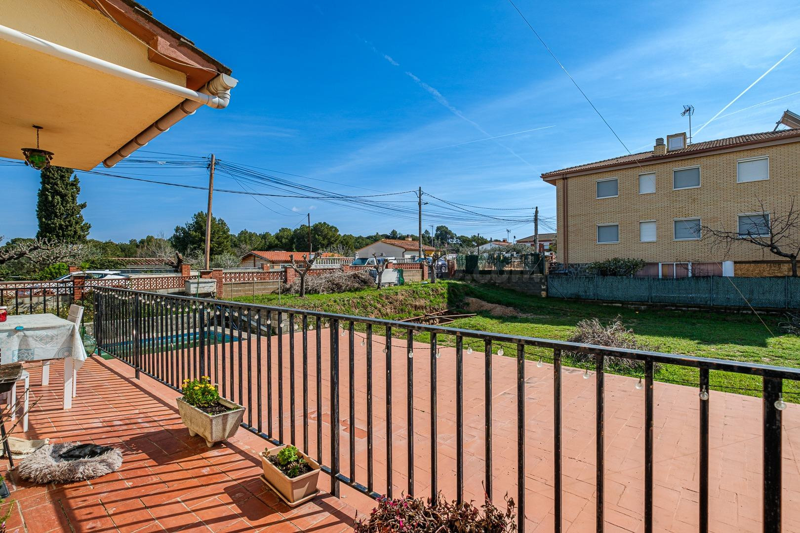 AMPLIA Y LUMINOSA CASA EN UNA SOLA PLANTA, CON PISCINA, GARA - foto 11