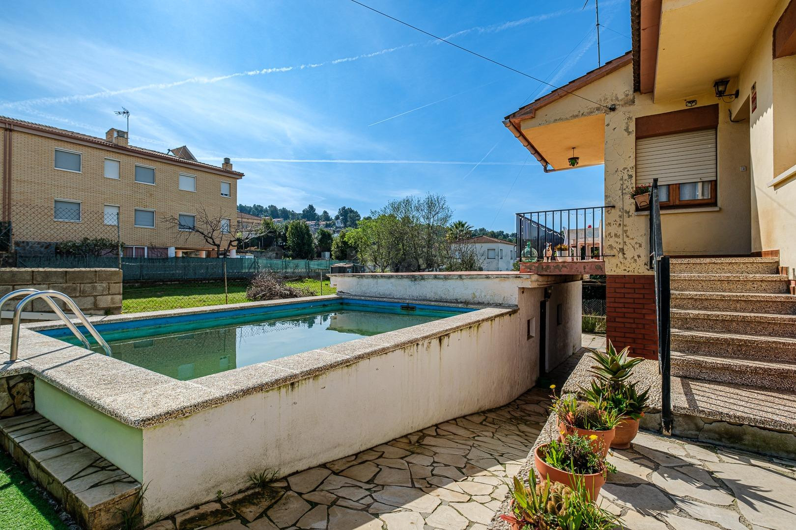 AMPLIA Y LUMINOSA CASA EN UNA SOLA PLANTA, CON PISCINA, GARA - foto 15