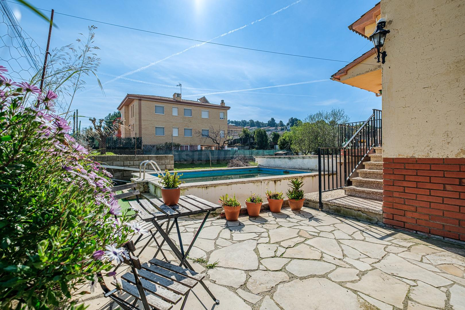 AMPLIA Y LUMINOSA CASA EN UNA SOLA PLANTA, CON PISCINA, GARA - foto 18