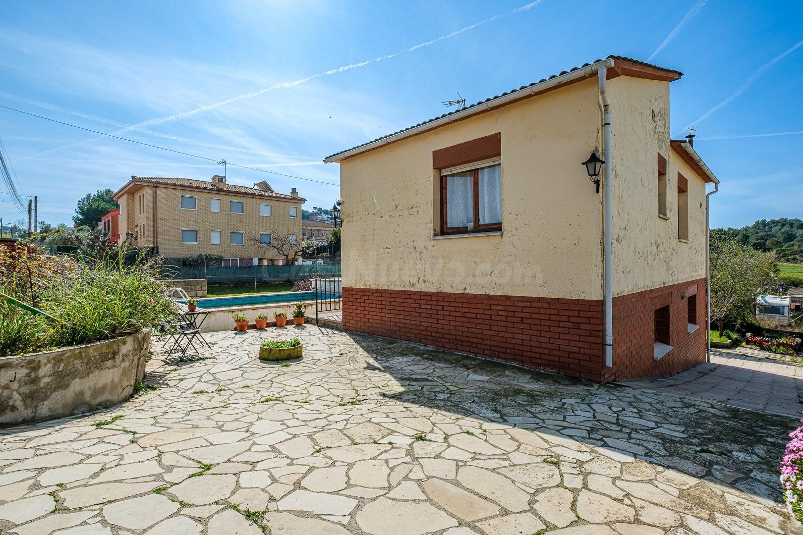 AMPLIA Y LUMINOSA CASA EN UNA SOLA PLANTA, CON PISCINA, GARA - foto 19