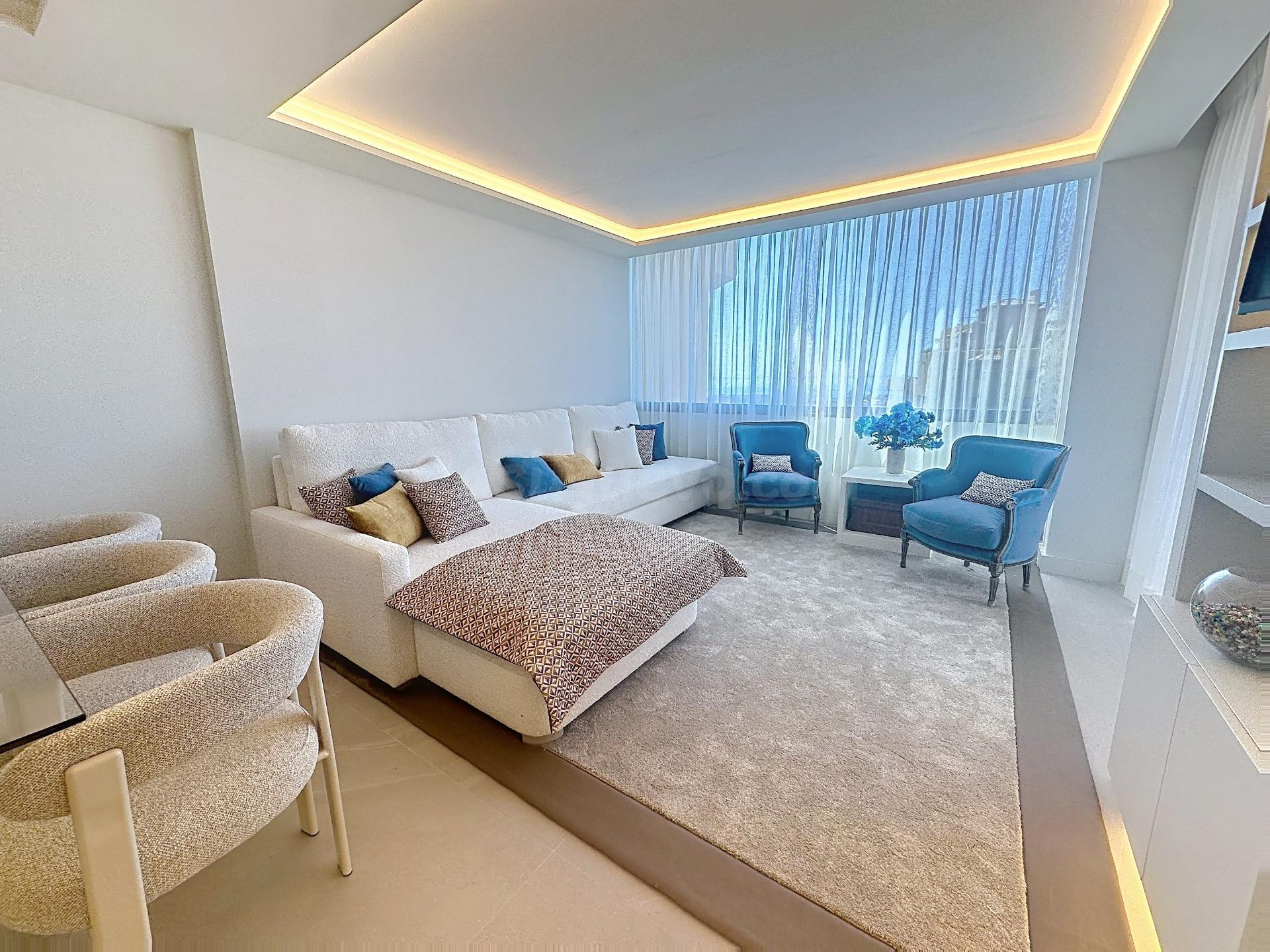 Elegante apartamento en esquina ubicado en la exclusiva New Golden Mile de Estepona.