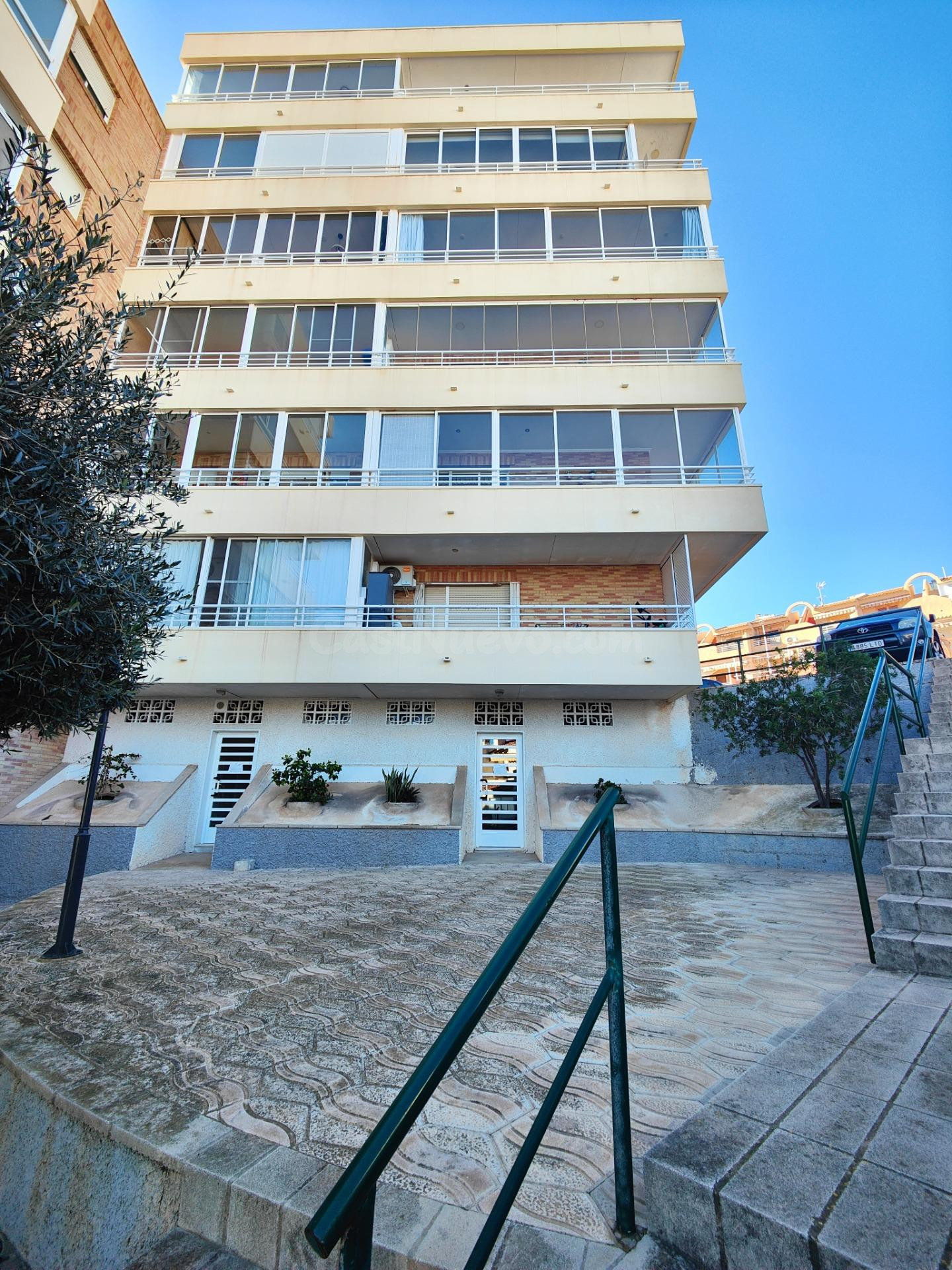 AMPLIO APARTAMENTO MUY LUMINOSO Y HERMOSAS VISTAS AL MAR - foto 2