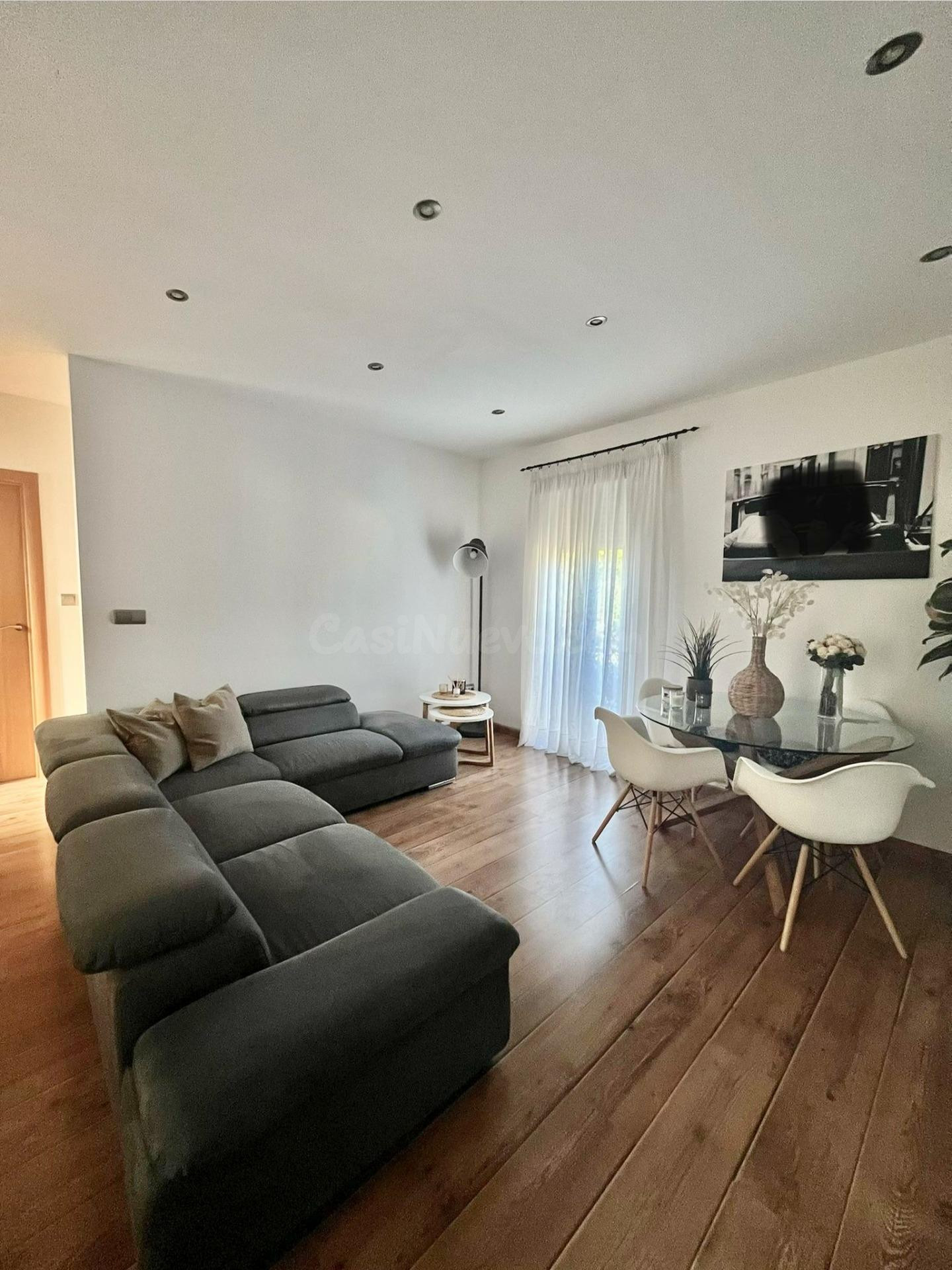 PRECIOSO PISO COMPLETAMENTE RENOVADO, CENTRICO Y LUMINOSO - foto 2