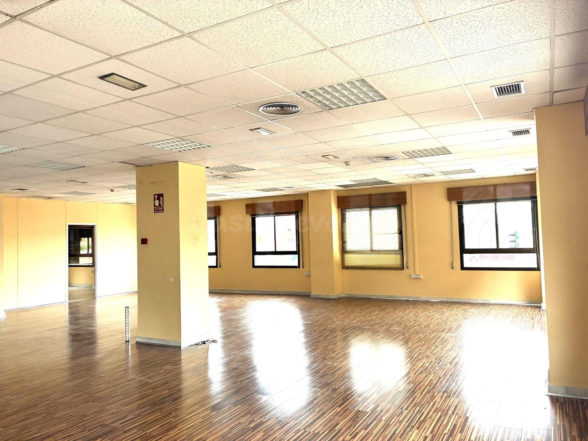 Gran oficina de alquiler cercana al centro Recogidas