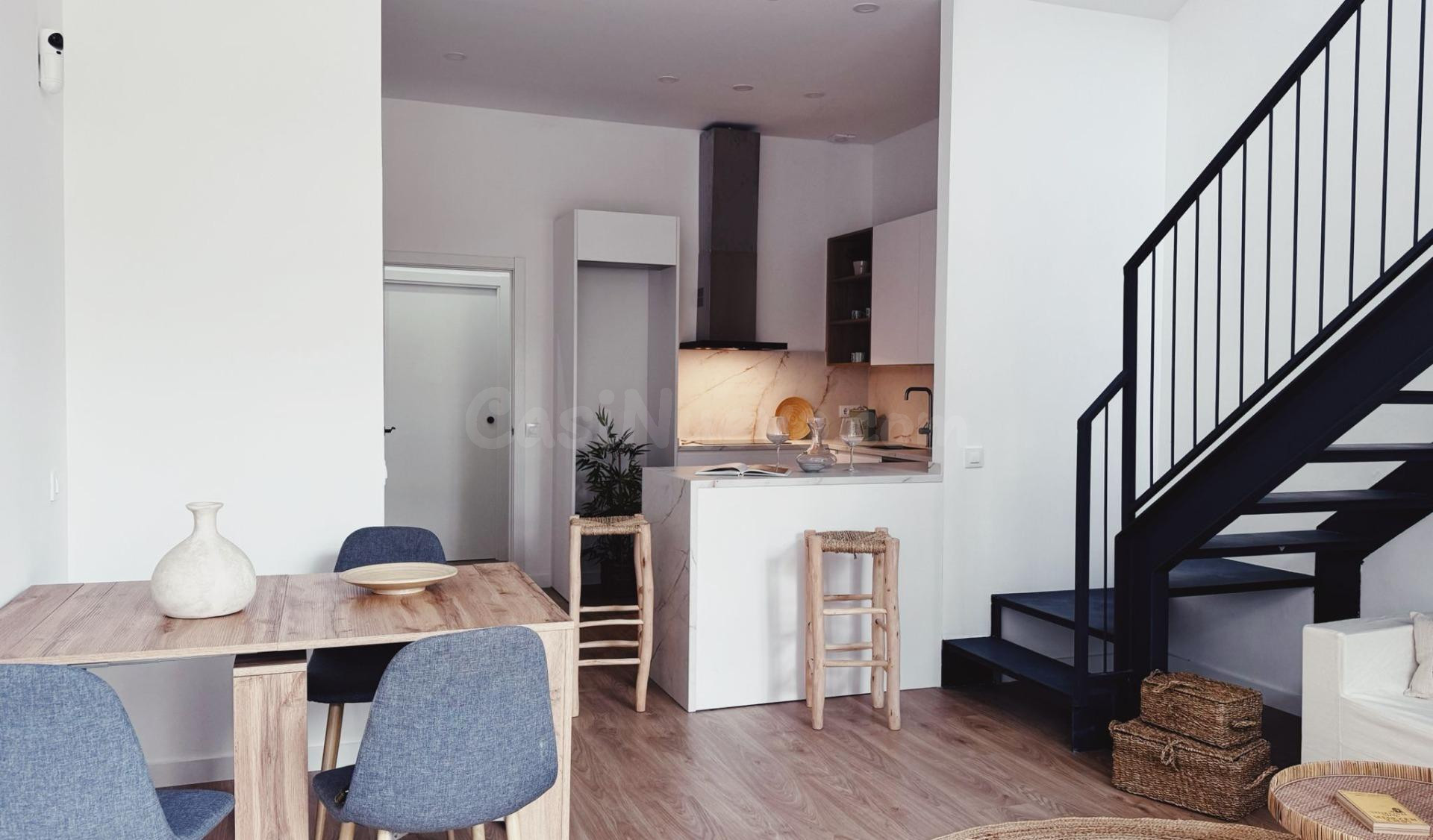 Espectacular dúplex tipo loft reformado con techos de 5 m en