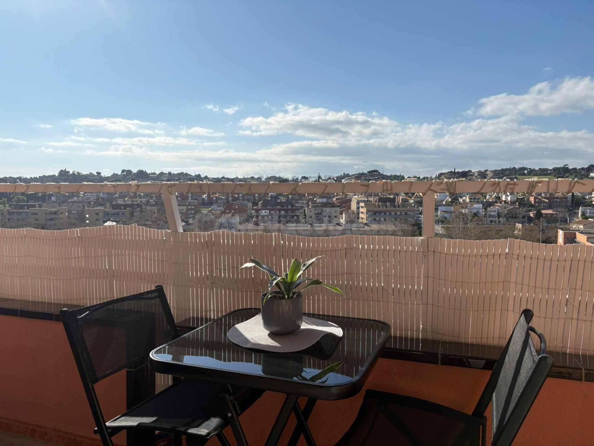 PISO CON MUY BUENAS VISTAS EN CANOVELLES!!!