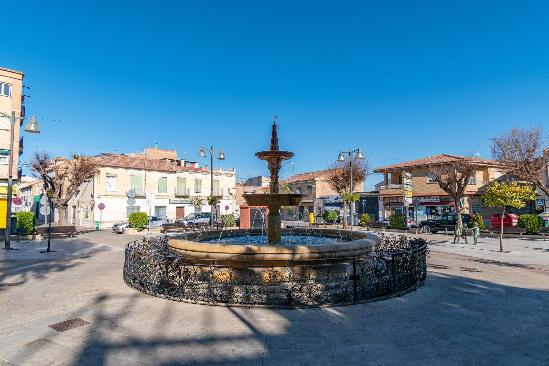 Oportunidad Única: Magnífica Vivienda en el Corazón de Armil - foto 4