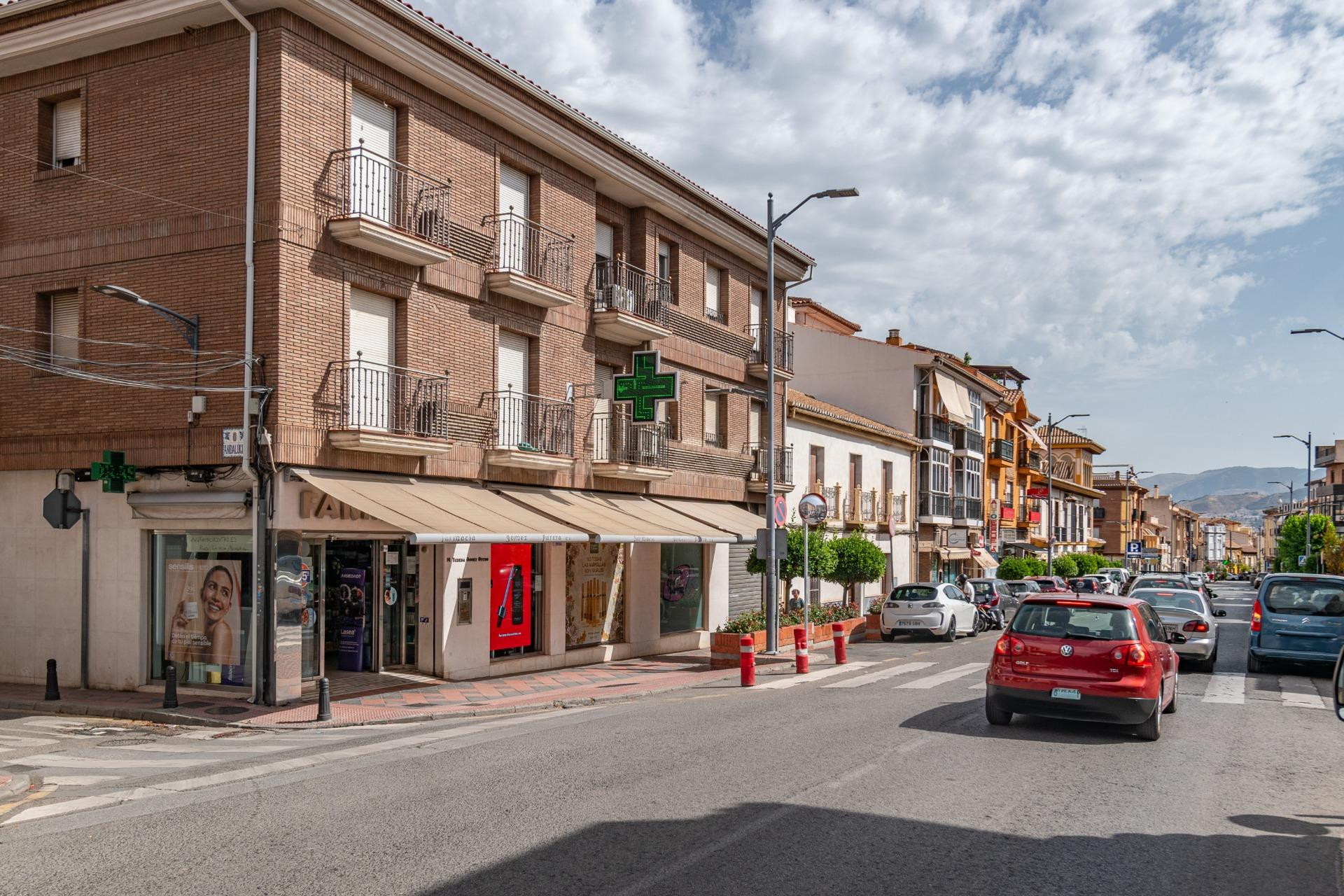 Oportunidad Única: Magnífica Vivienda en el Corazón de Armil - foto 5