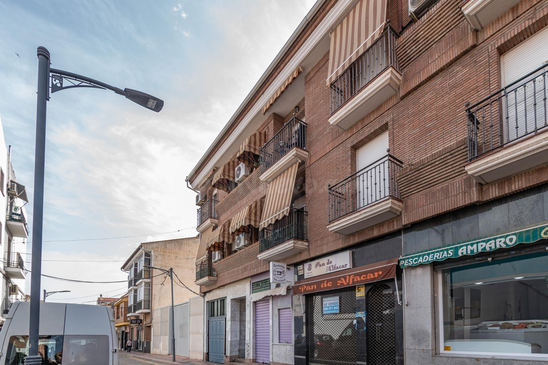 Oportunidad Única: Magnífica Vivienda en el Corazón de Armil - foto 9