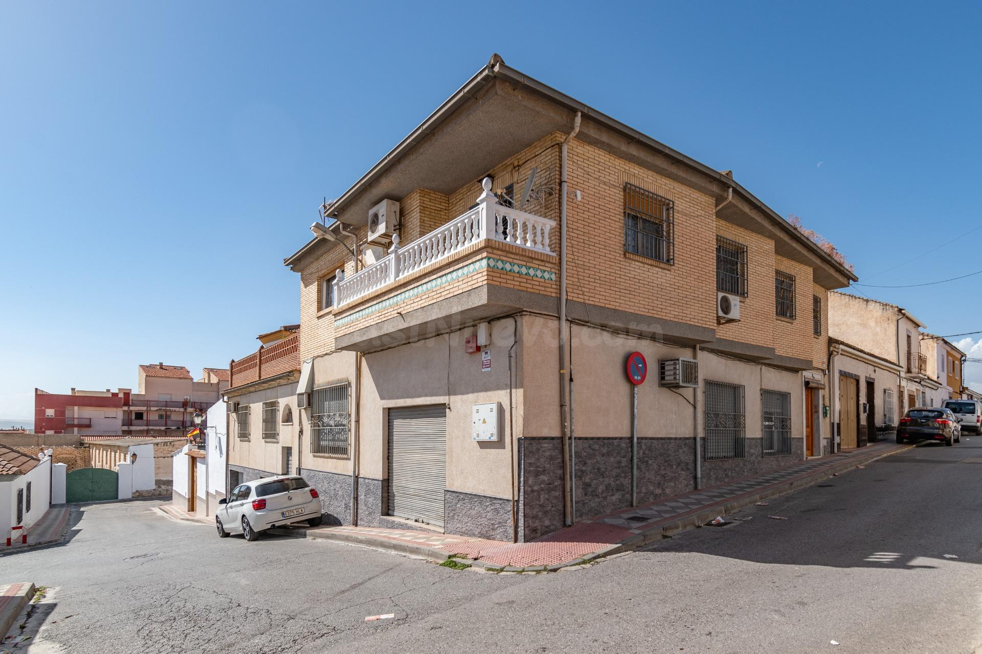 Gran Casa en Esquina en Atarfe – 4 Dormitorios, Piscina, Gar - foto 3