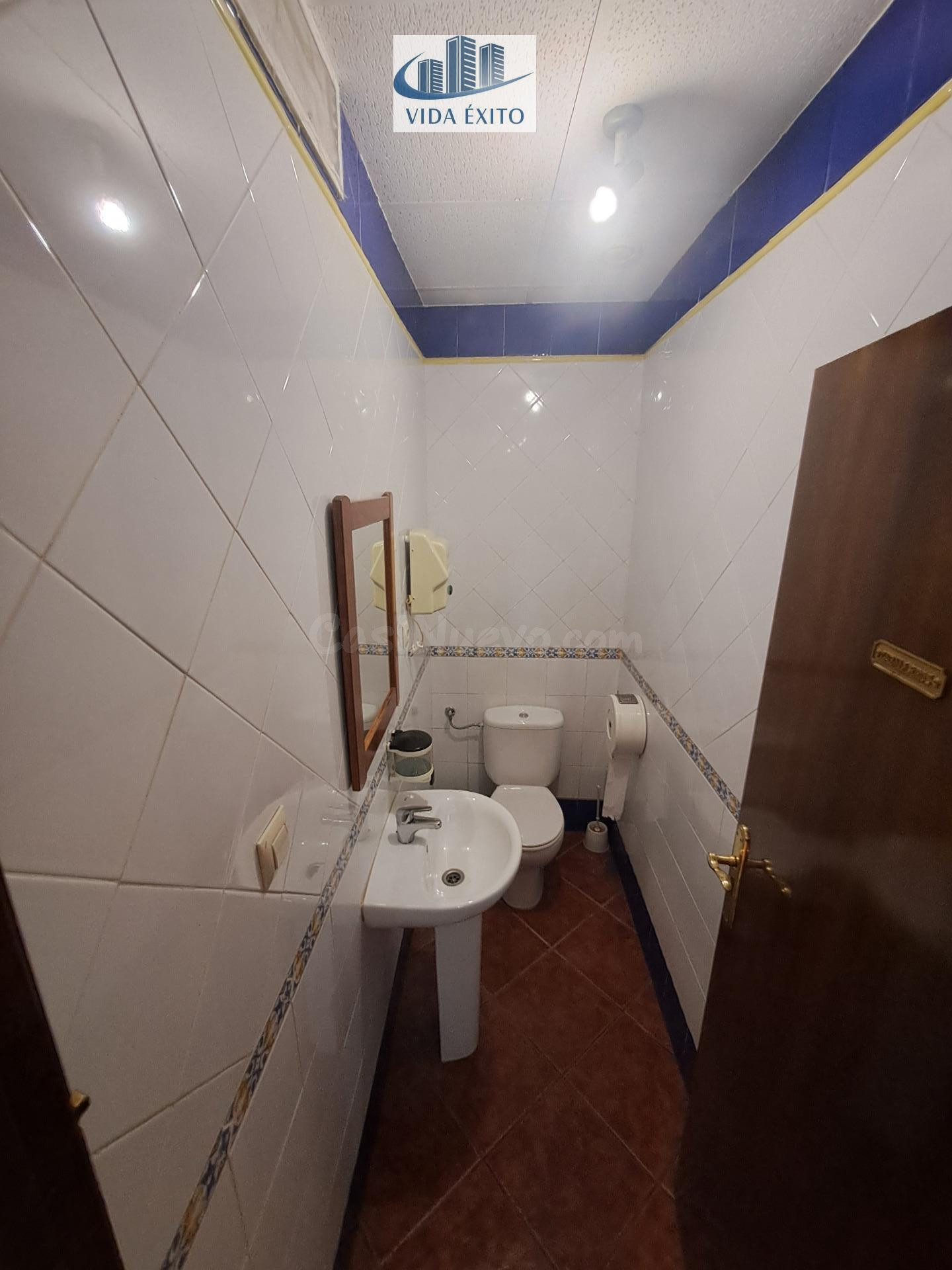 LOCAL EN ARQUITECTO BERGES - foto 3