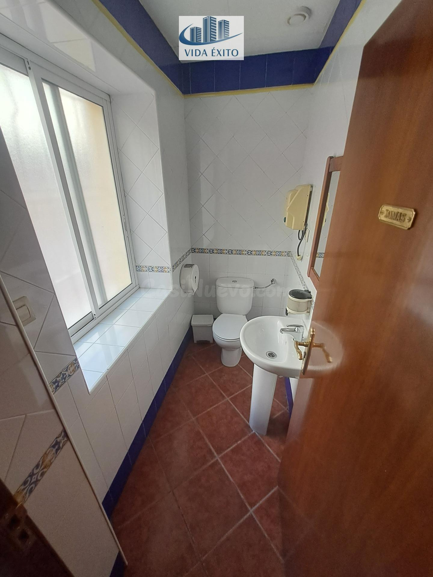 LOCAL EN ARQUITECTO BERGES - foto 4