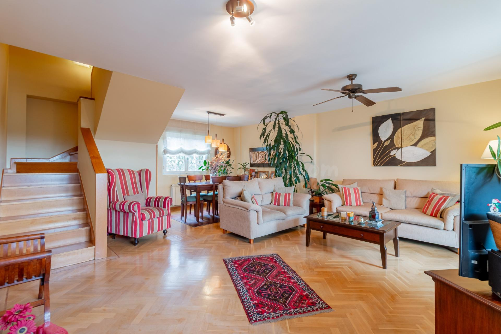 Se vende amplio y luminoso ático dúplex con magnífica terraz - foto 2