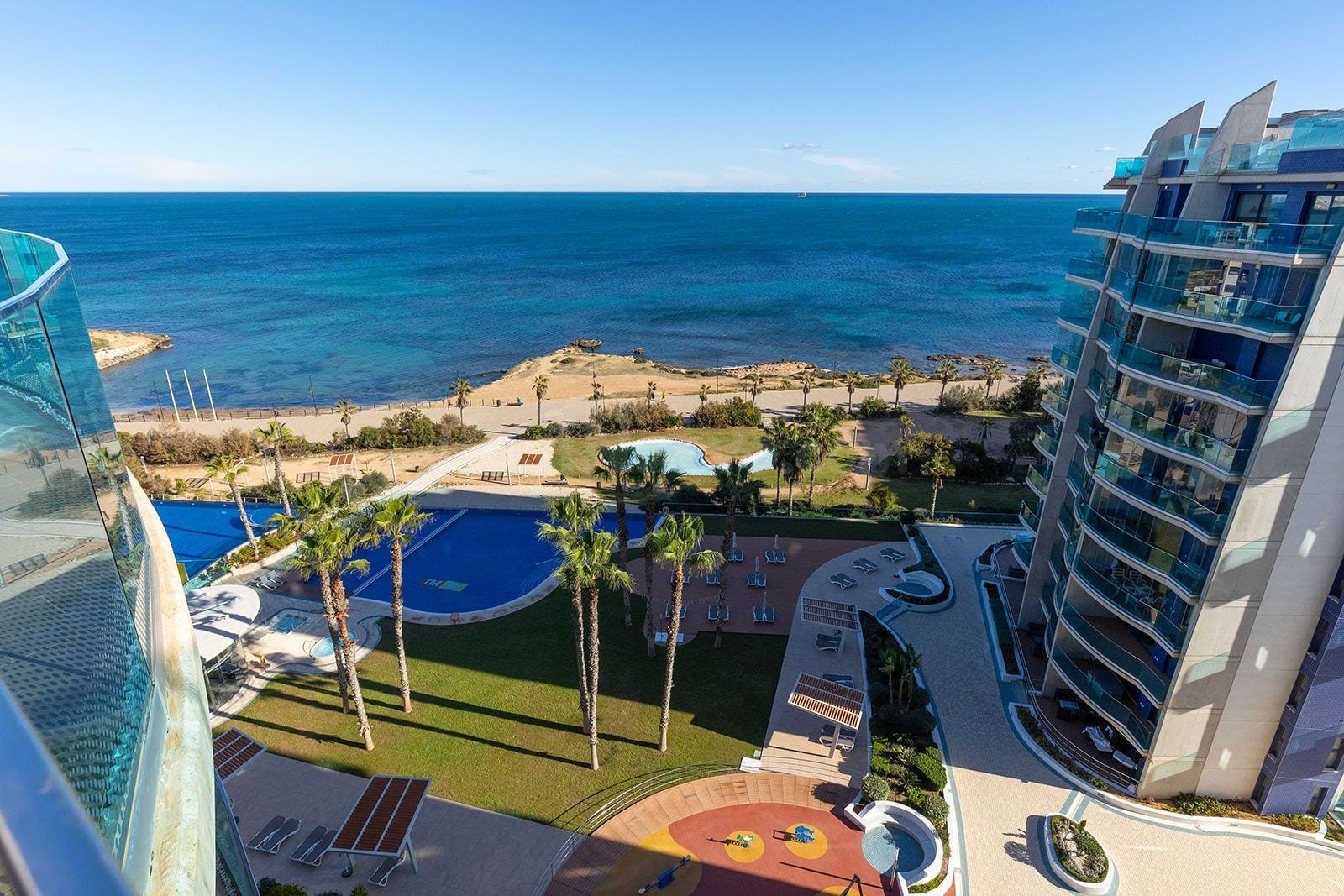 se vende un atico de 2 dormitorios y 2 baños con solarium privado y jacussi en primera linea del mar en Punta Prima - Torrevieja - foto 5