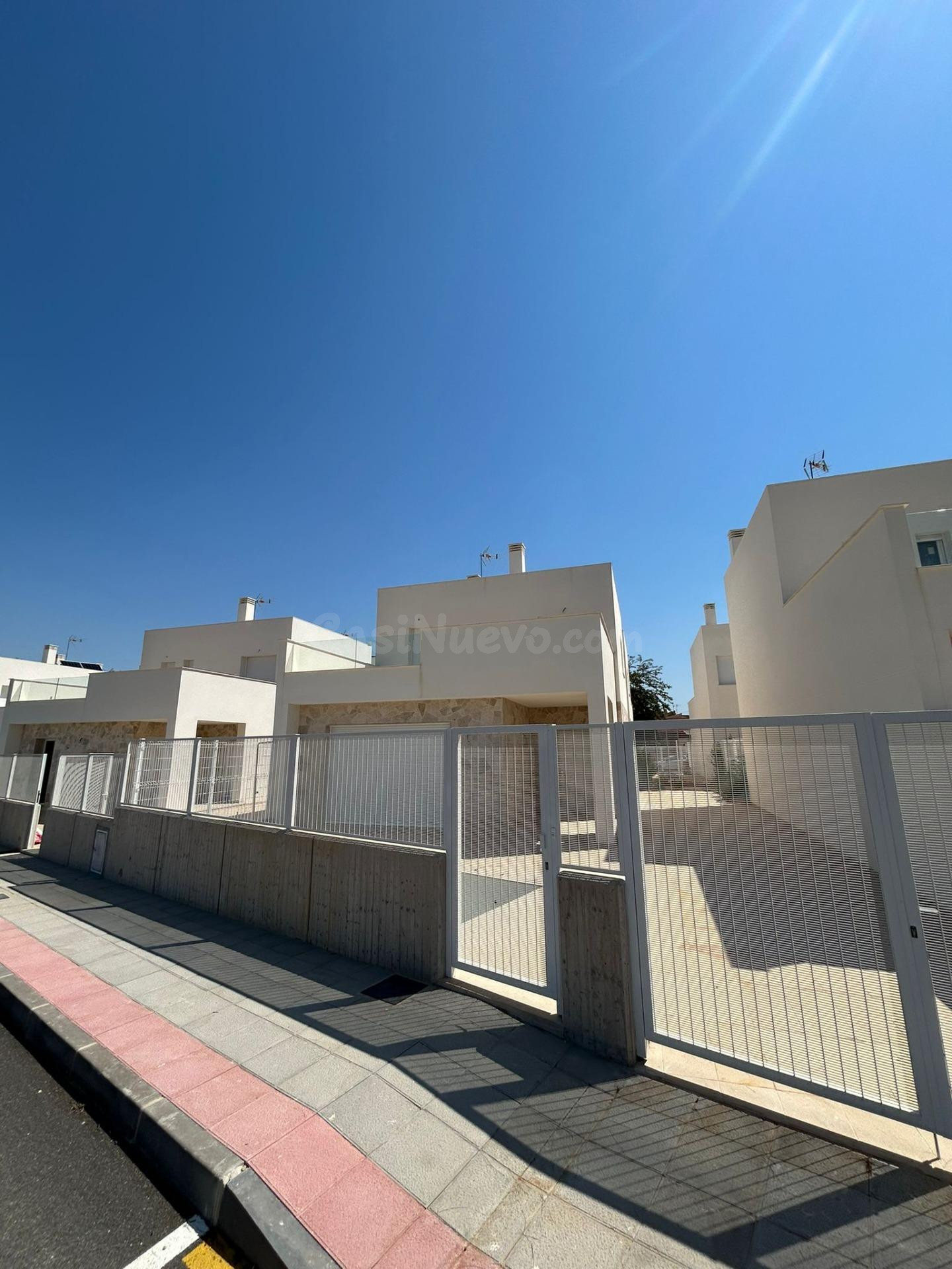 Villas de obra nueva listas para entrar a vivir en Hondón de - foto 2