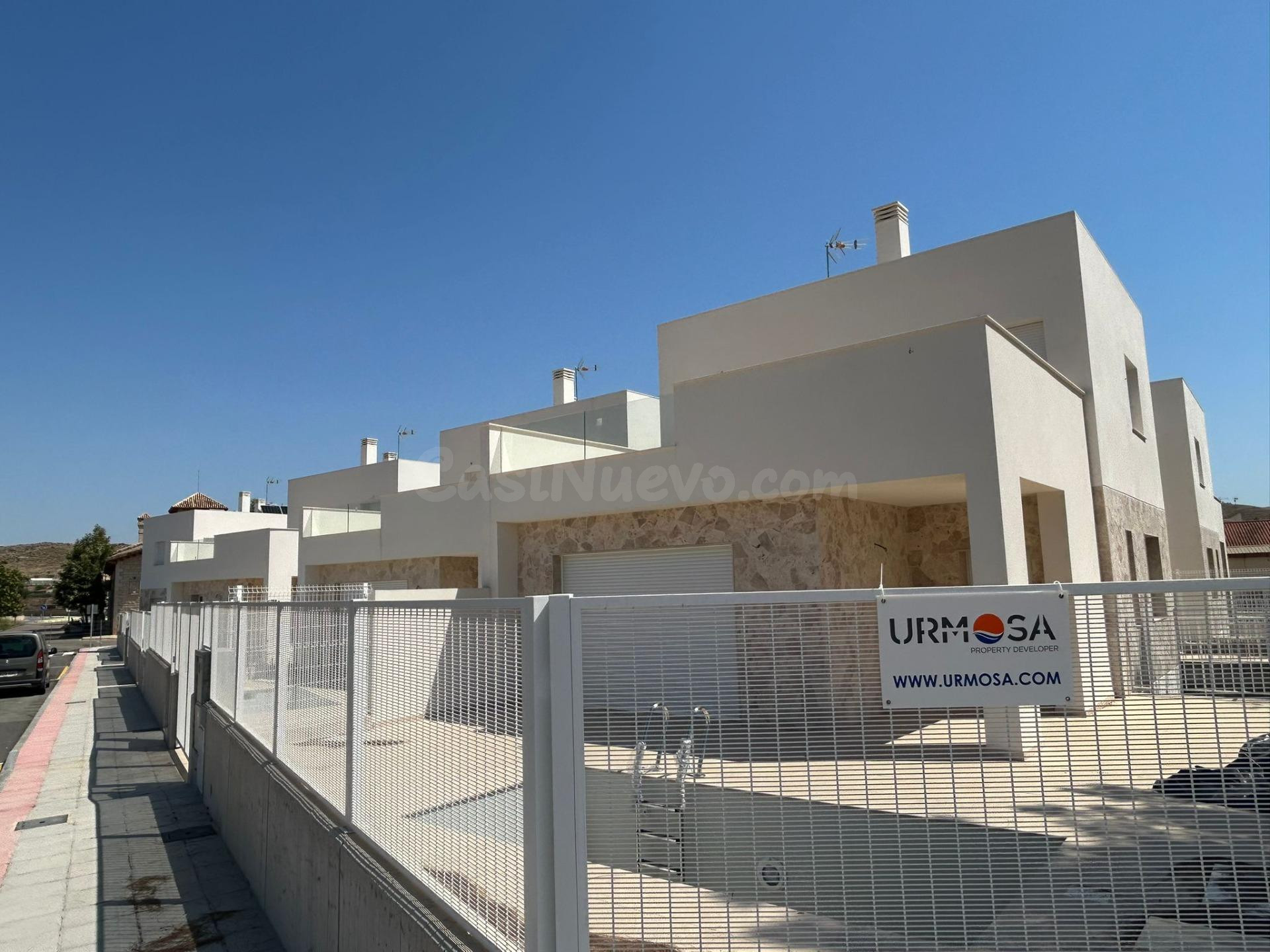 Villas de obra nueva listas para entrar a vivir en Hondón de - foto 3