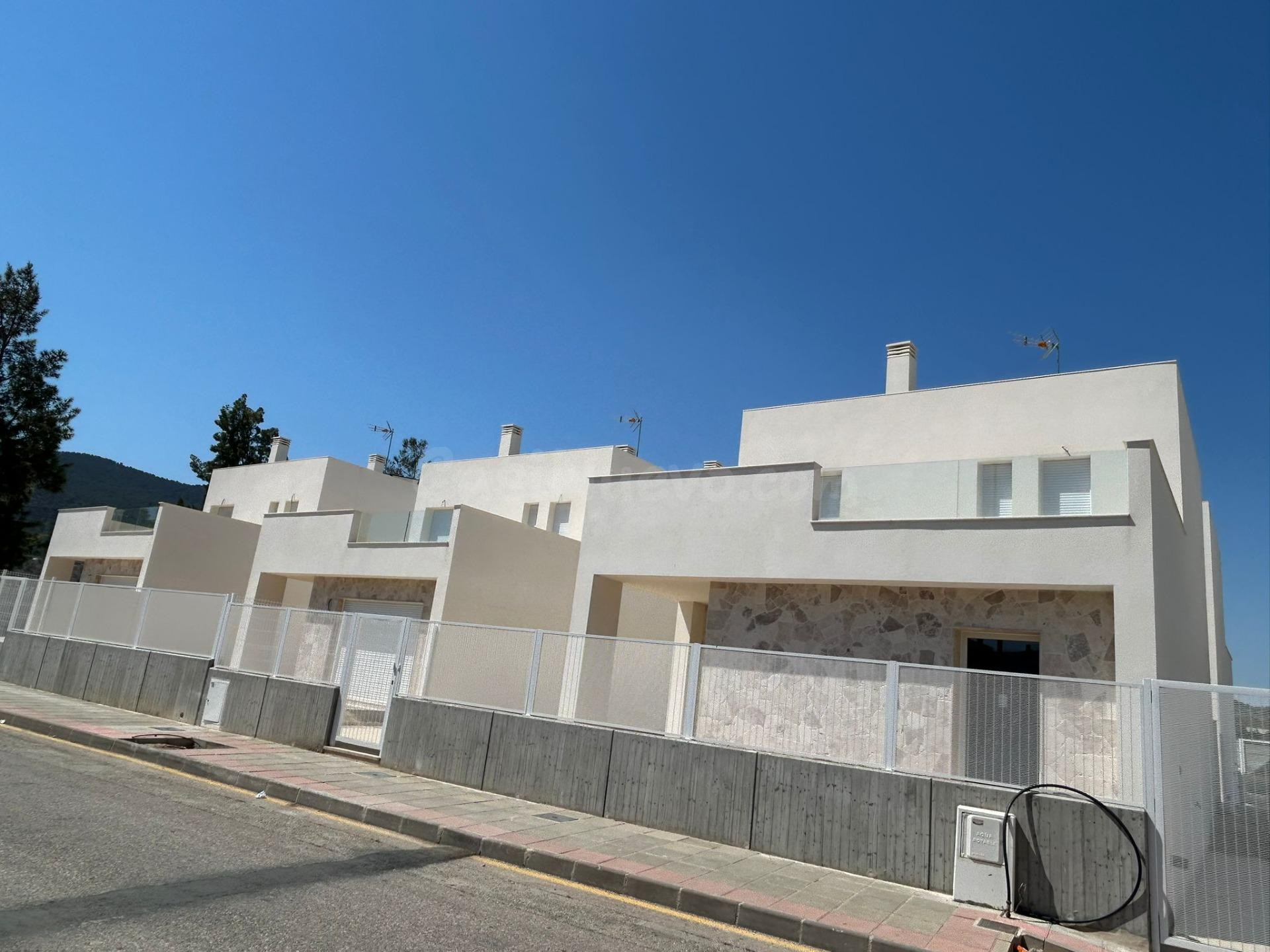 Villas de obra nueva listas para entrar a vivir en Hondón de - foto 4