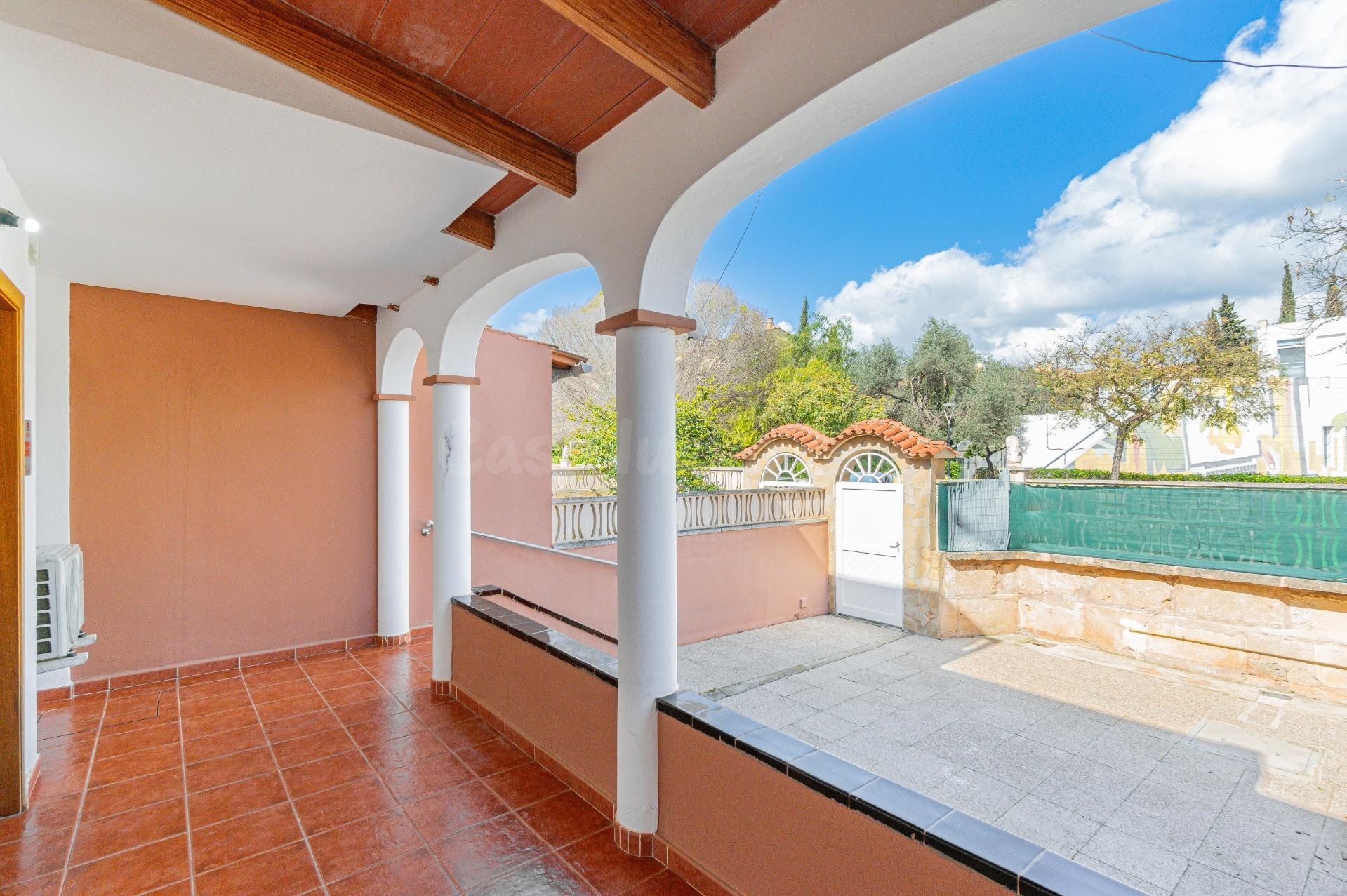 ADOSADO CON TERRAZA, 2 PARKINGS, Y TRASTERO, EN SON FERRER