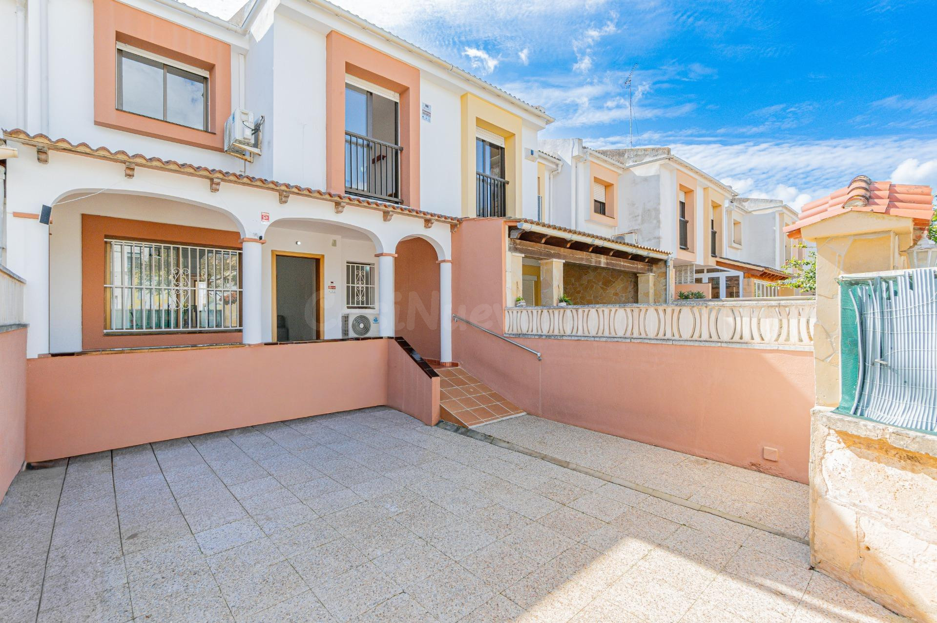 ADOSADO CON TERRAZA, 2 PARKINGS, Y TRASTERO, EN SON FERRER - foto 2