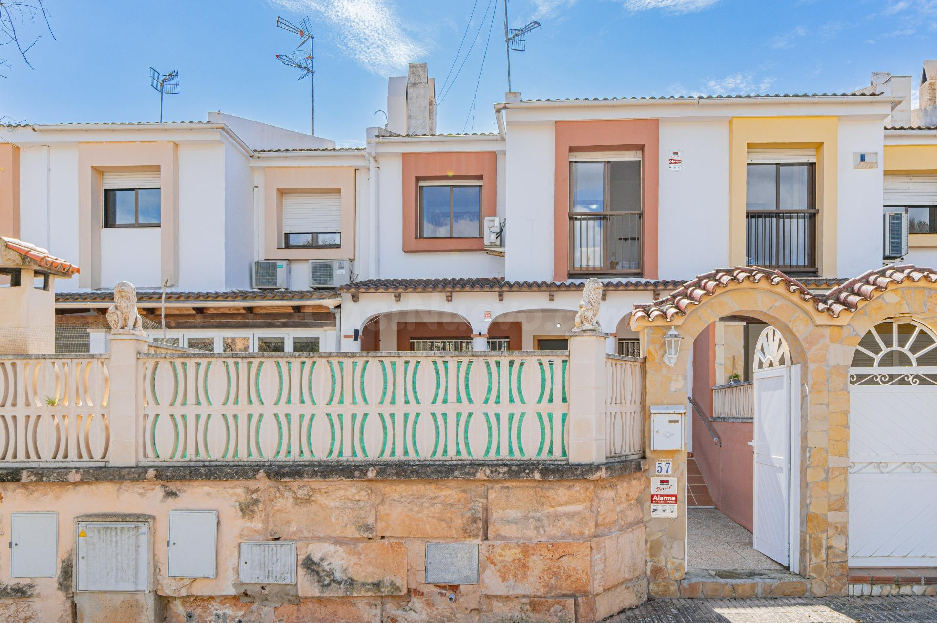 ADOSADO CON TERRAZA, 2 PARKINGS, Y TRASTERO, EN SON FERRER - foto 3