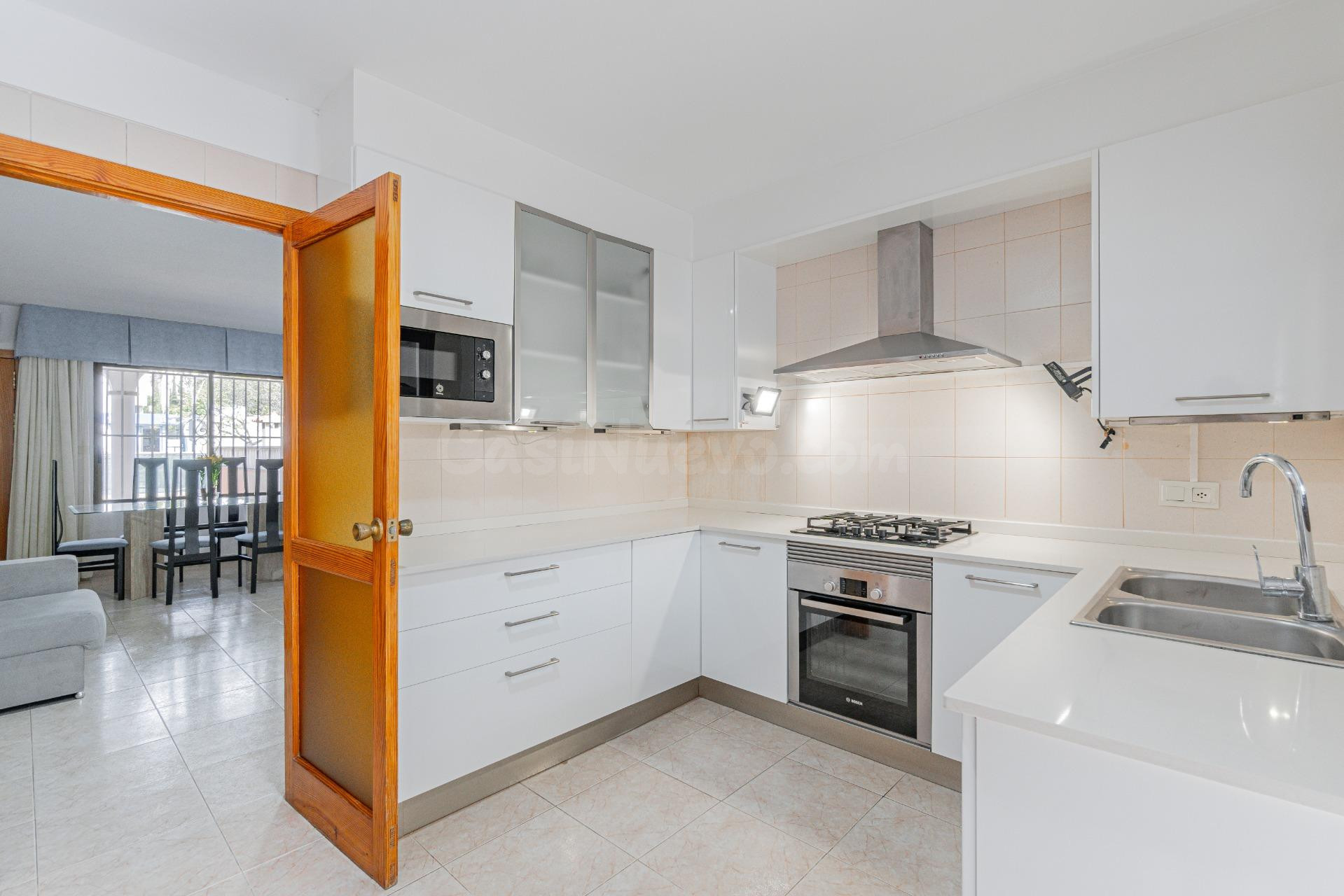 ADOSADO CON TERRAZA, 2 PARKINGS, Y TRASTERO, EN SON FERRER - foto 7