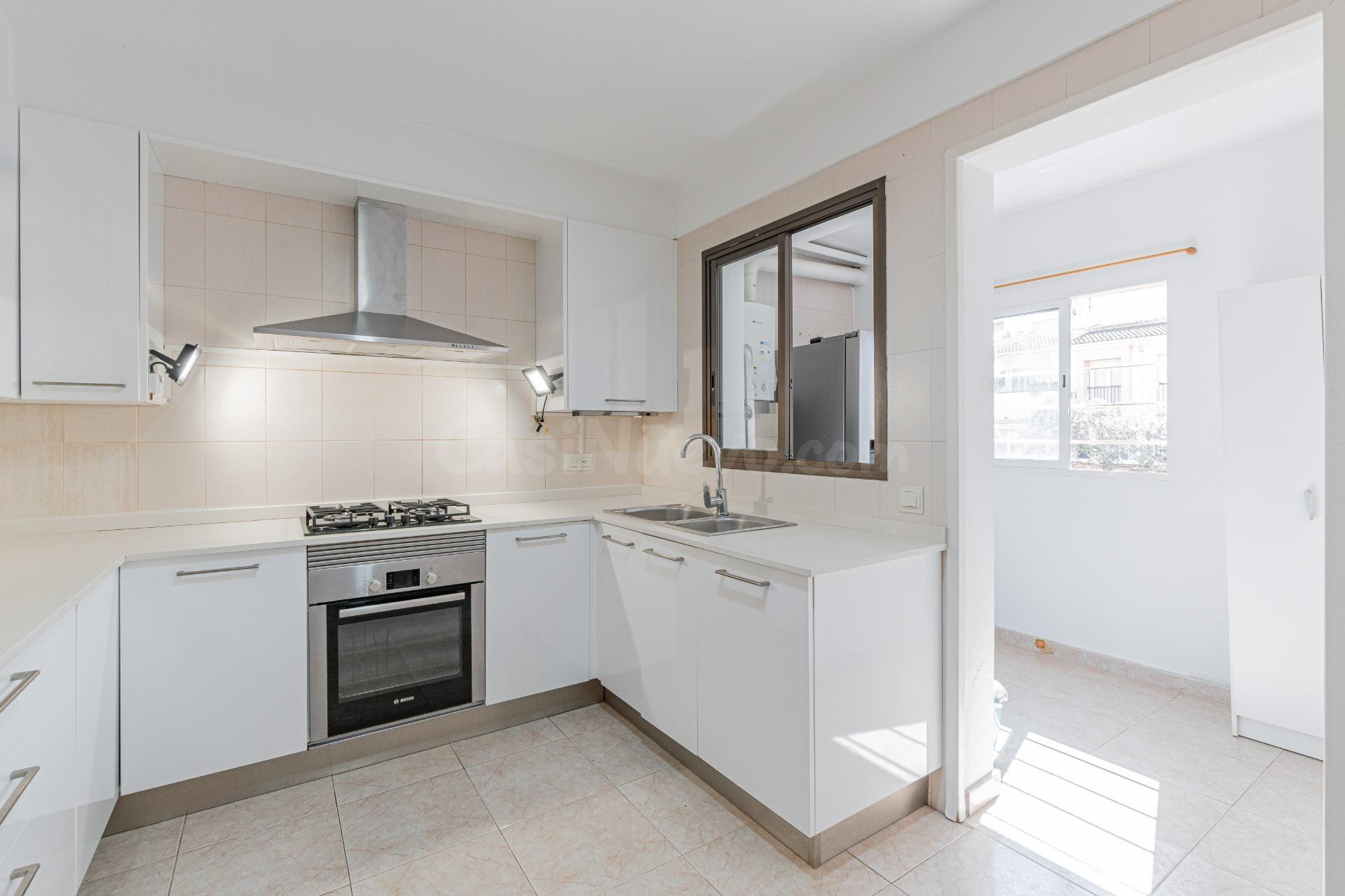 ADOSADO CON TERRAZA, 2 PARKINGS, Y TRASTERO, EN SON FERRER - foto 8