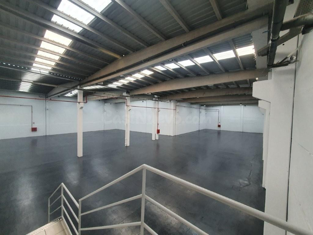 Alquila esta Nave de 1.350 m2 en Fuente del Jarro con Ménsul - foto 5