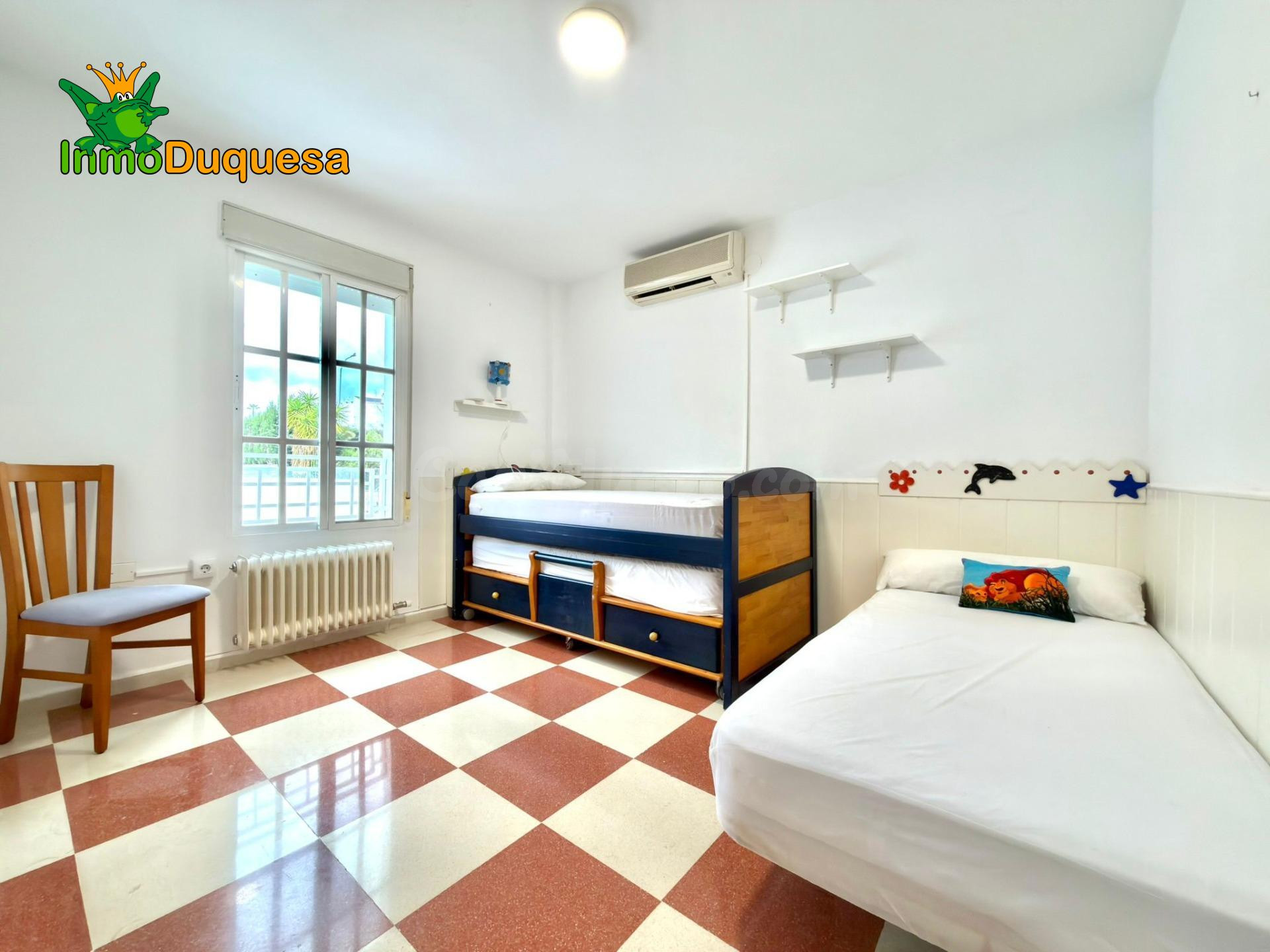 Chalet en Urb. Lomaverde con piscina. - foto 15