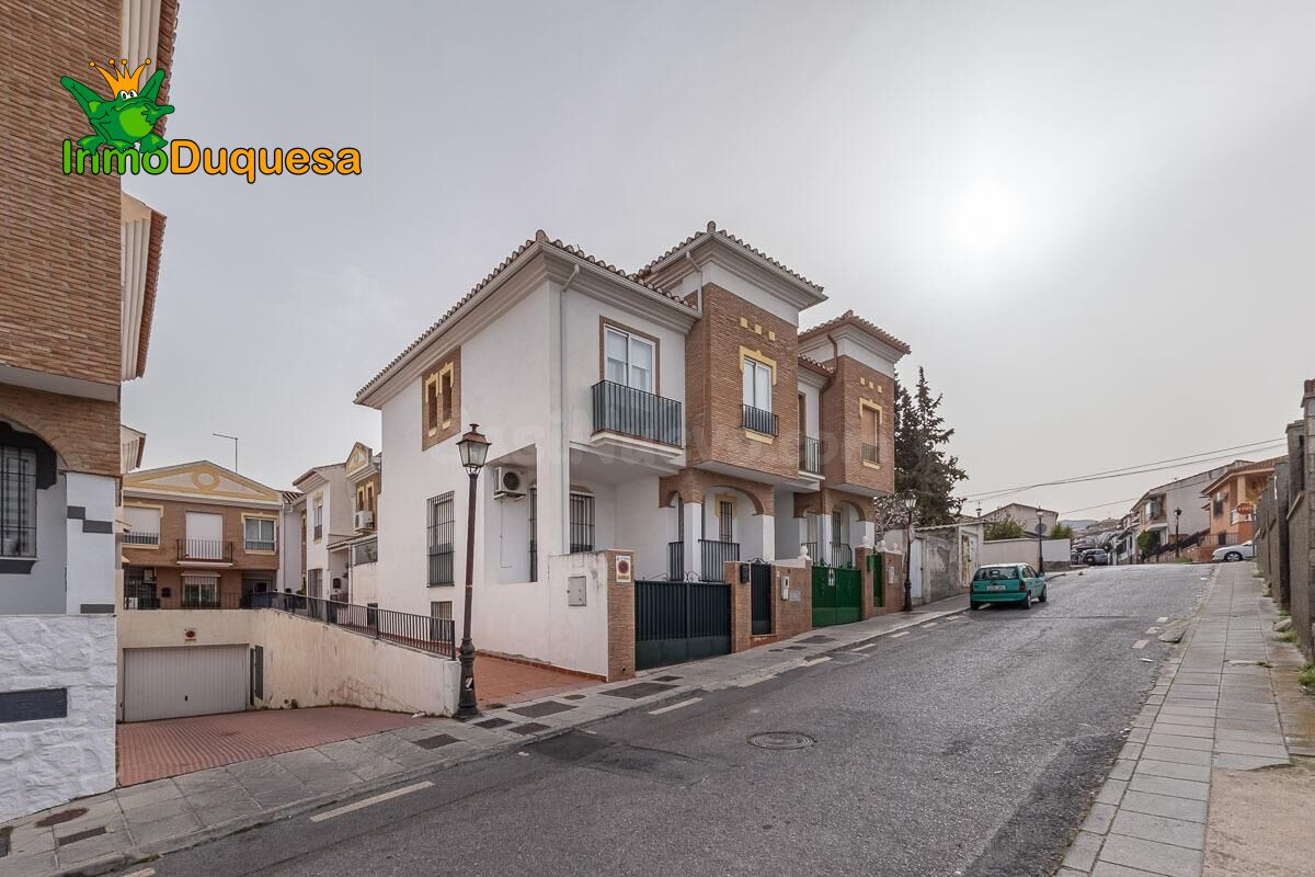 Casa adosada en La Zubia.