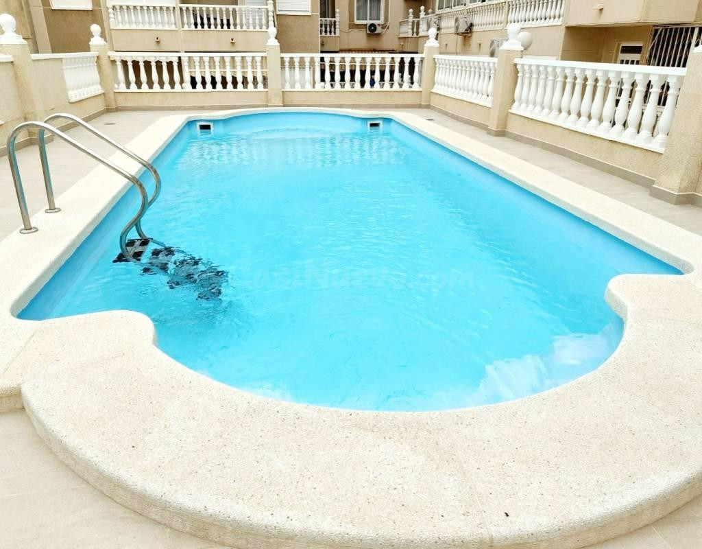 Espectacular ático reformado en el corazón de Torrevieja con piscina comunitaria - foto 2