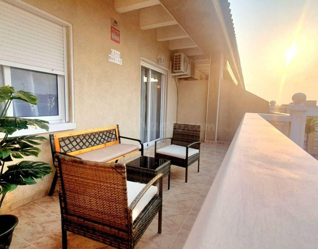 Espectacular ático reformado en el corazón de Torrevieja con piscina comunitaria - foto 3