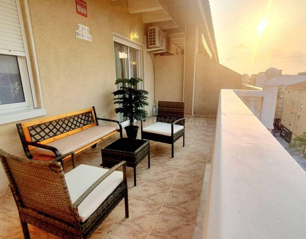 Espectacular ático reformado en el corazón de Torrevieja con piscina comunitaria - foto 4