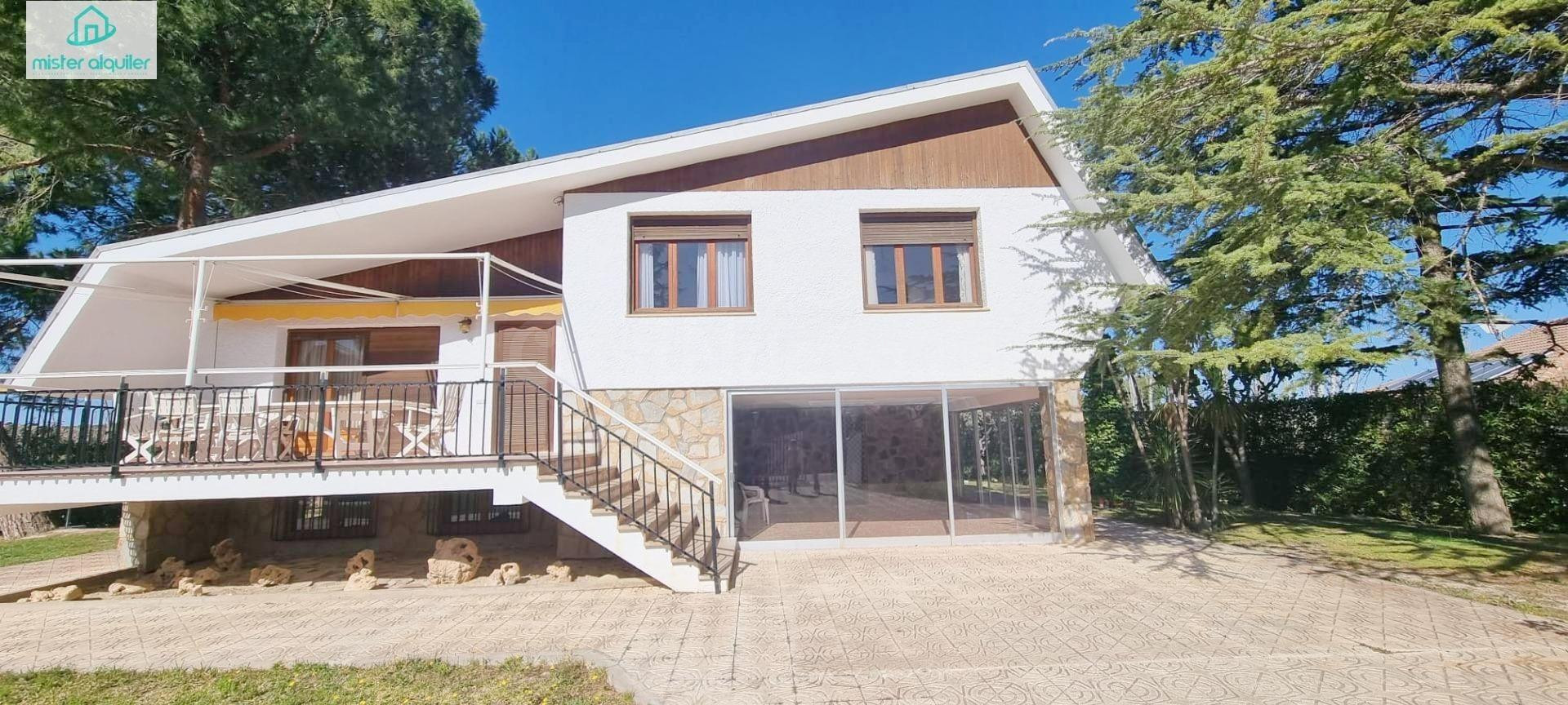 ESPECTACULAR CHALET INDEPENDIENTE CON PISCINA Y JARDÍN EN UR