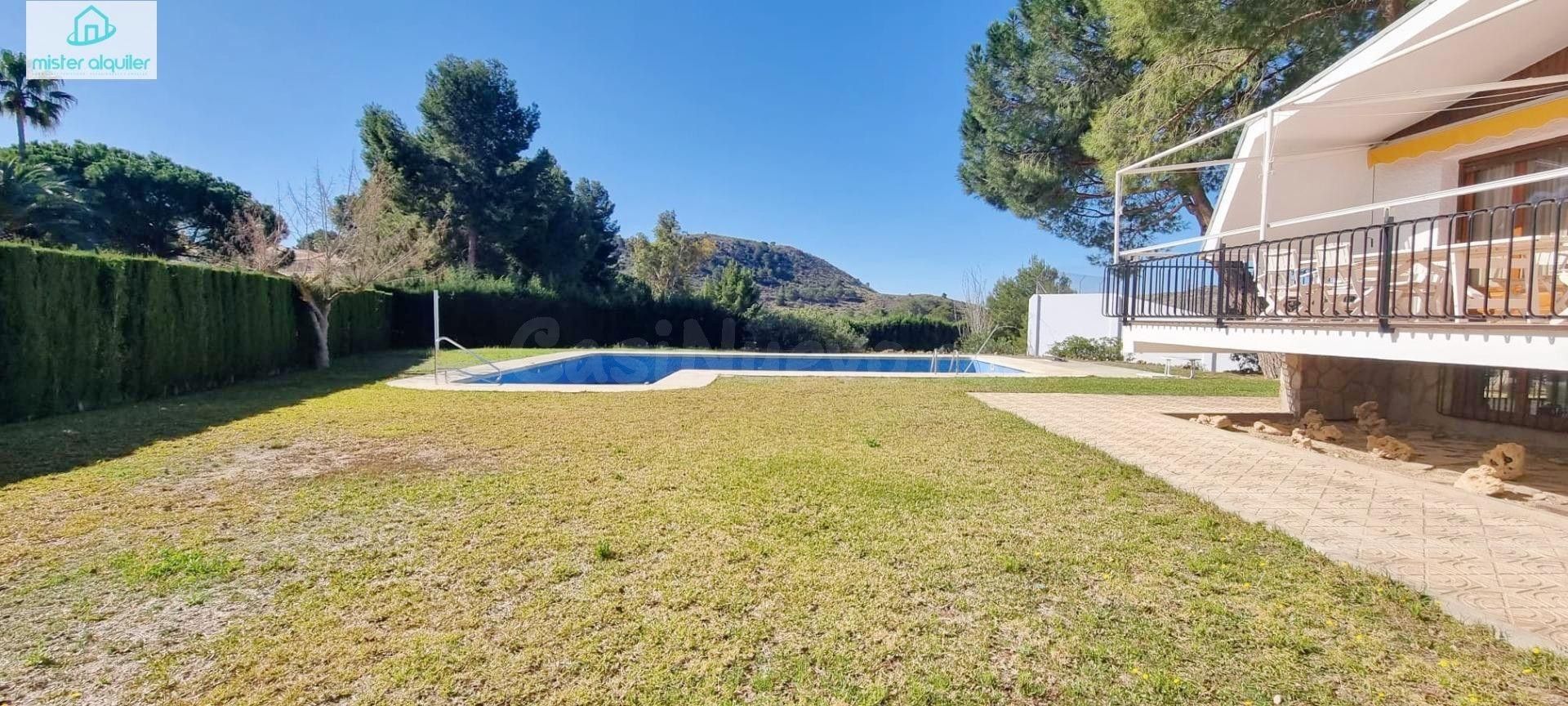 ESPECTACULAR CHALET INDEPENDIENTE CON PISCINA Y JARDÍN EN UR - foto 2