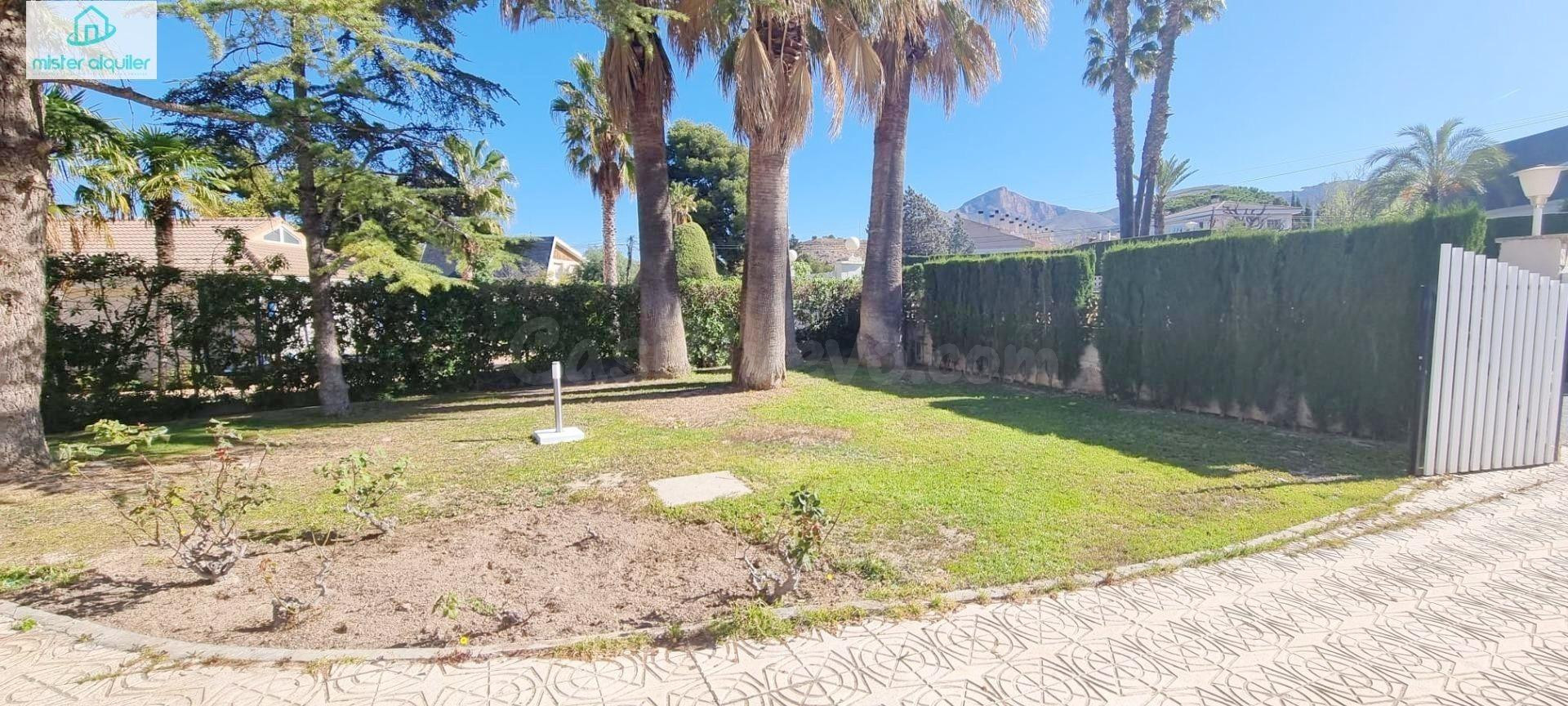 ESPECTACULAR CHALET INDEPENDIENTE CON PISCINA Y JARDÍN EN UR - foto 3