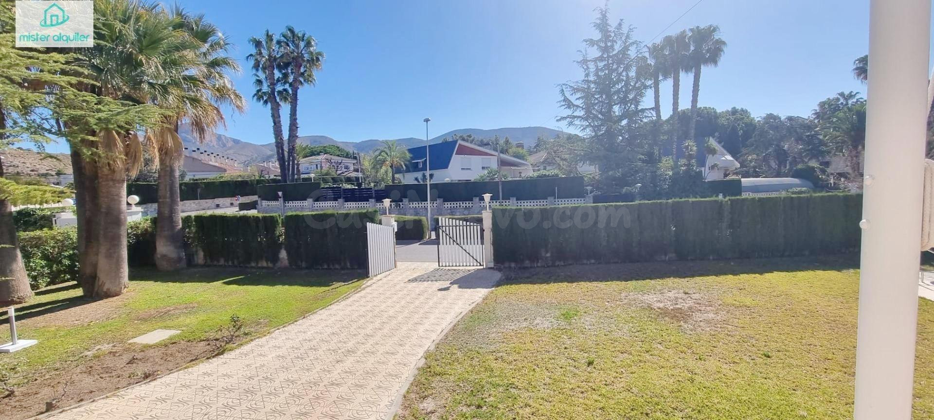 ESPECTACULAR CHALET INDEPENDIENTE CON PISCINA Y JARDÍN EN UR - foto 4