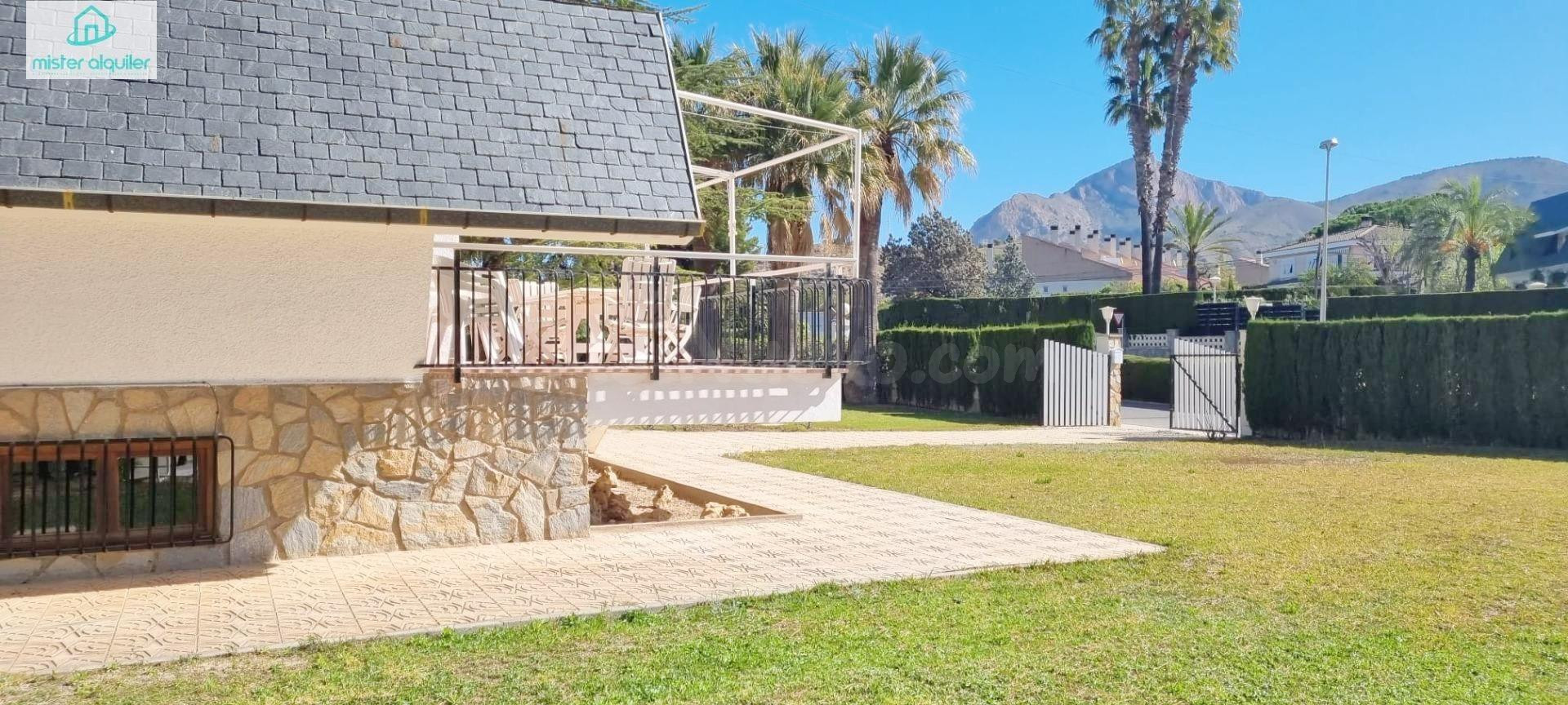 ESPECTACULAR CHALET INDEPENDIENTE CON PISCINA Y JARDÍN EN UR - foto 5