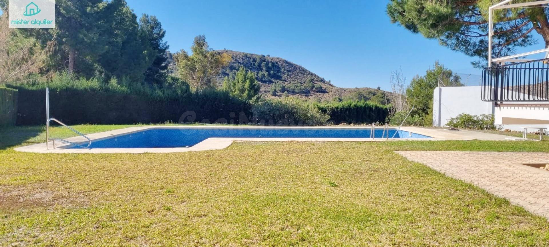 ESPECTACULAR CHALET INDEPENDIENTE CON PISCINA Y JARDÍN EN UR - foto 8