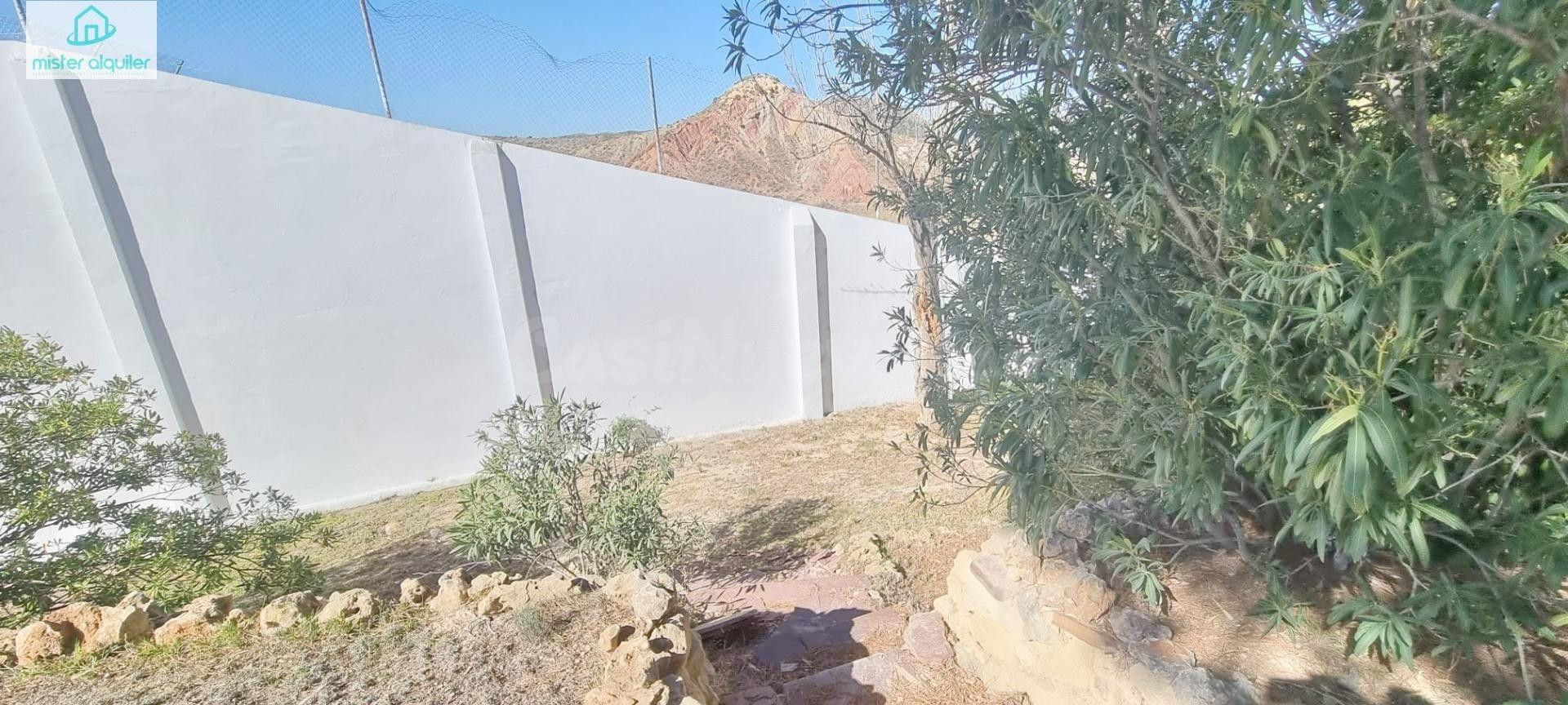 ESPECTACULAR CHALET INDEPENDIENTE CON PISCINA Y JARDÍN EN UR - foto 9