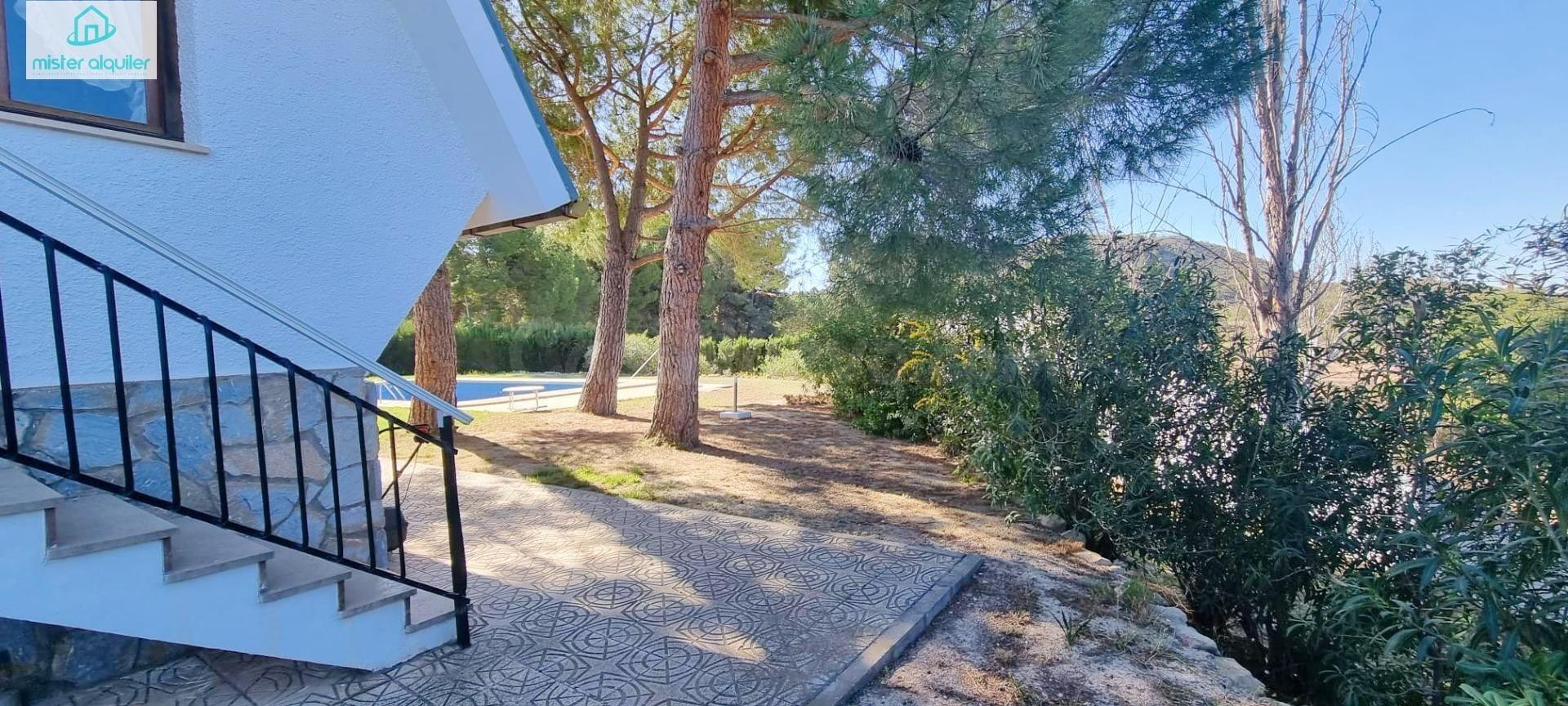 ESPECTACULAR CHALET INDEPENDIENTE CON PISCINA Y JARDÍN EN UR - foto 12