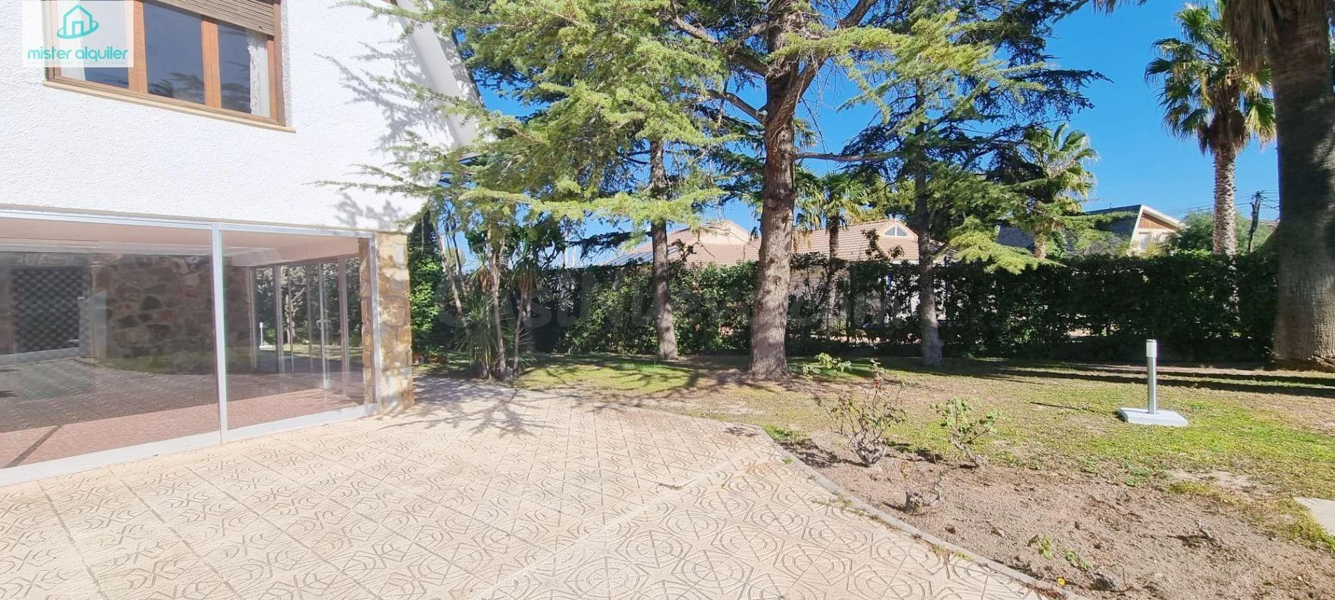 ESPECTACULAR CHALET INDEPENDIENTE CON PISCINA Y JARDÍN EN UR - foto 18