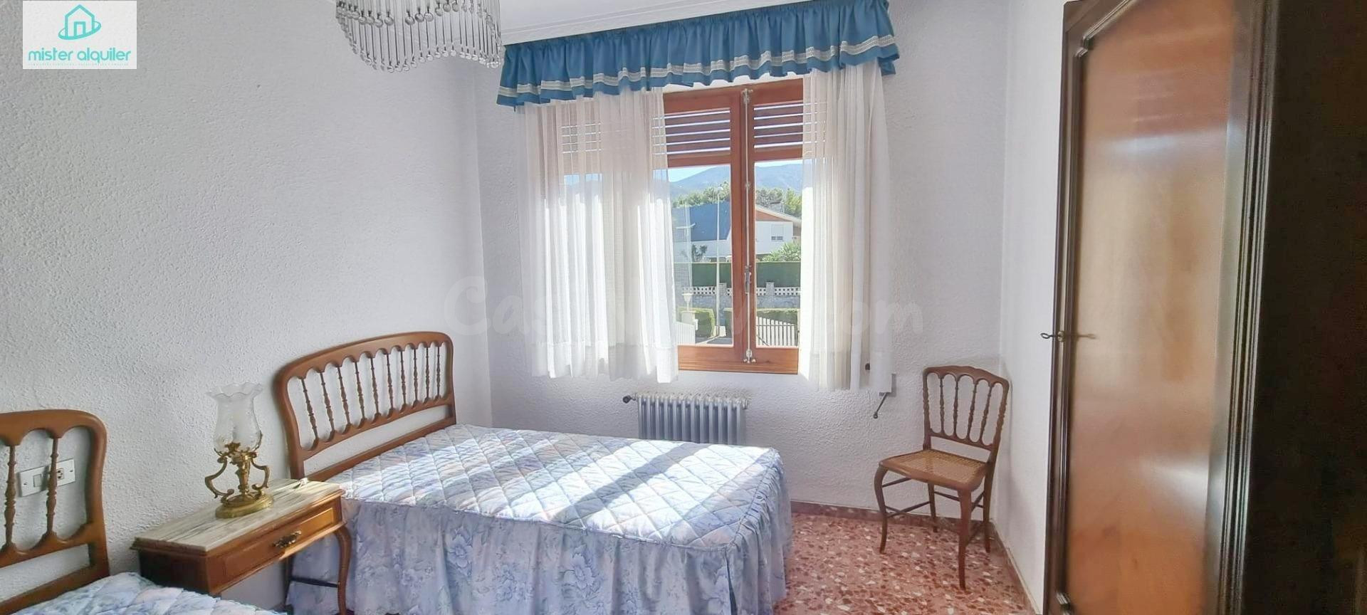 ESPECTACULAR CHALET INDEPENDIENTE CON PISCINA Y JARDÍN EN UR - foto 32