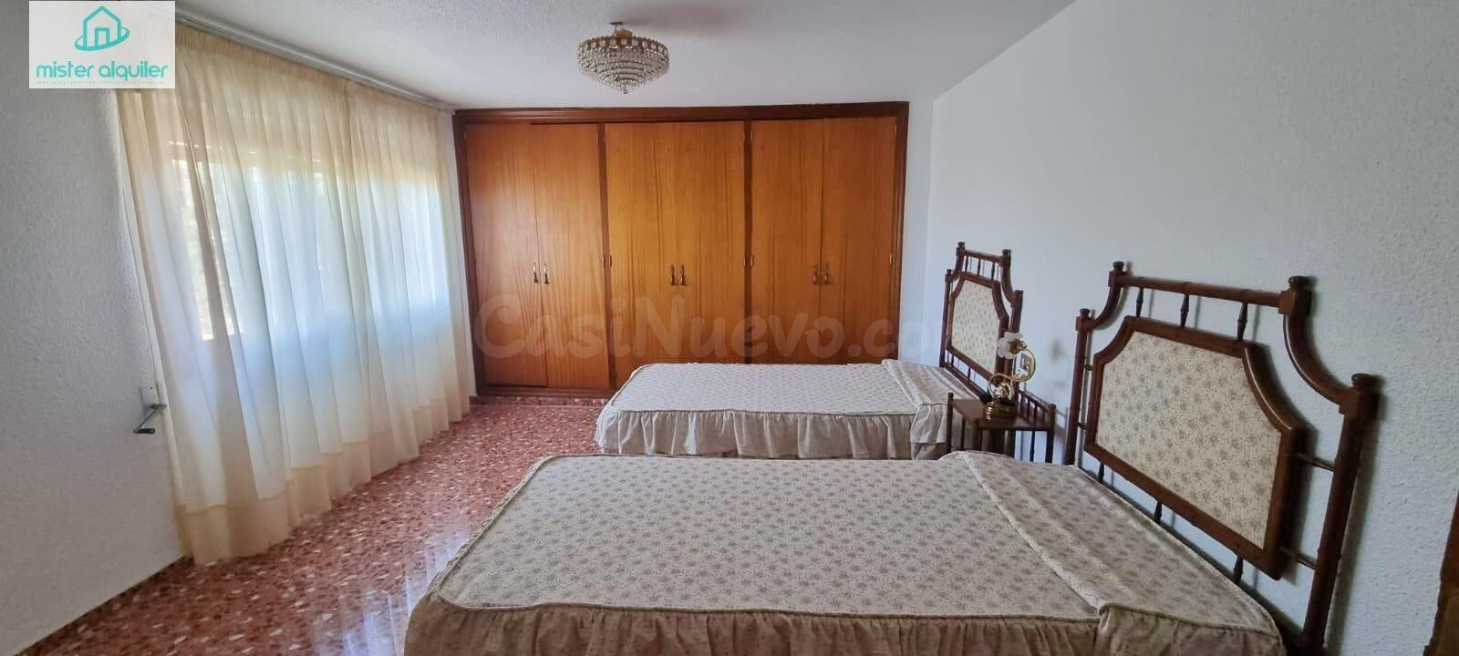 ESPECTACULAR CHALET INDEPENDIENTE CON PISCINA Y JARDÍN EN UR - foto 36