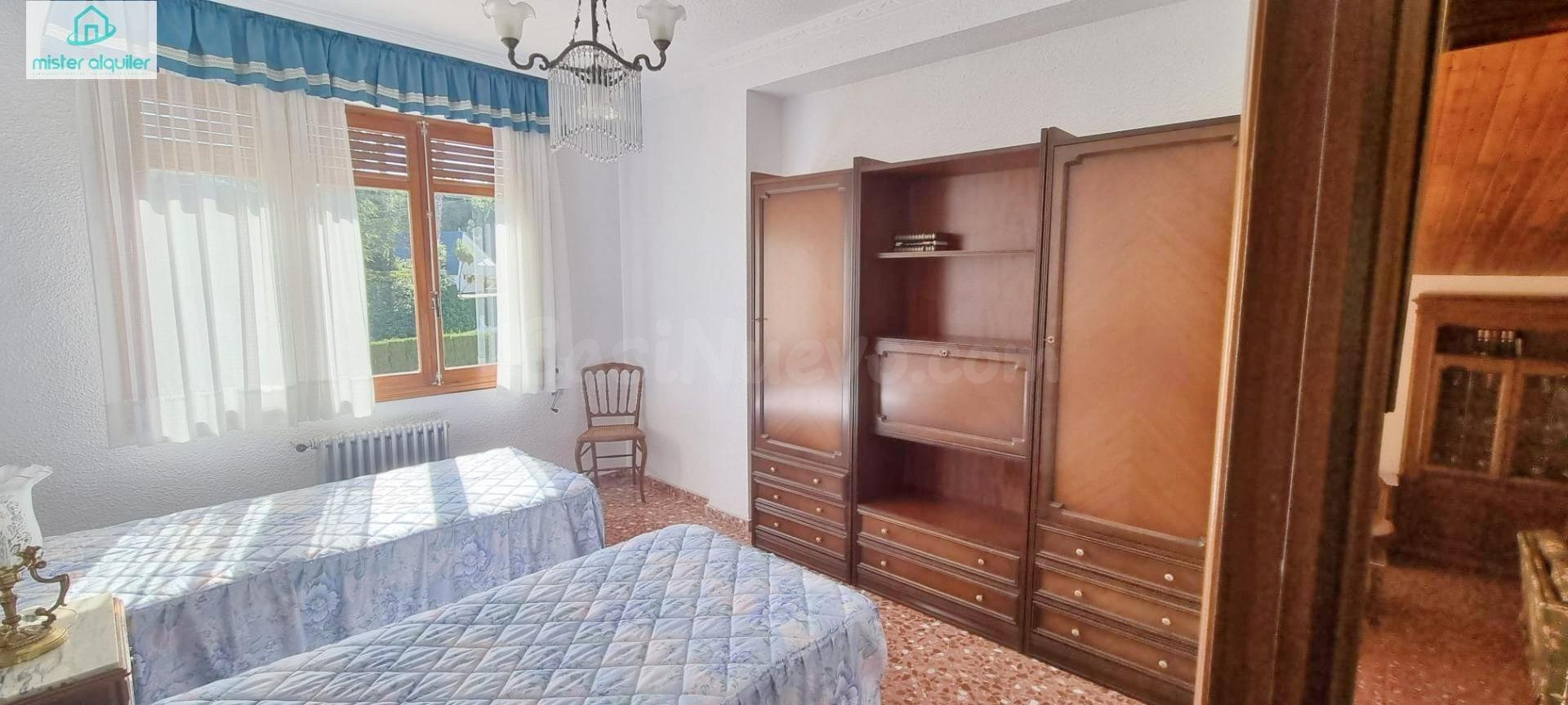 ESPECTACULAR CHALET INDEPENDIENTE CON PISCINA Y JARDÍN EN UR - foto 40