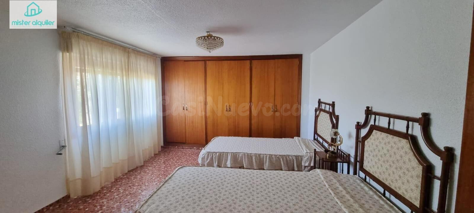 ESPECTACULAR CHALET INDEPENDIENTE CON PISCINA Y JARDÍN EN UR - foto 41